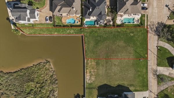 Image 3: lot is outlined in red