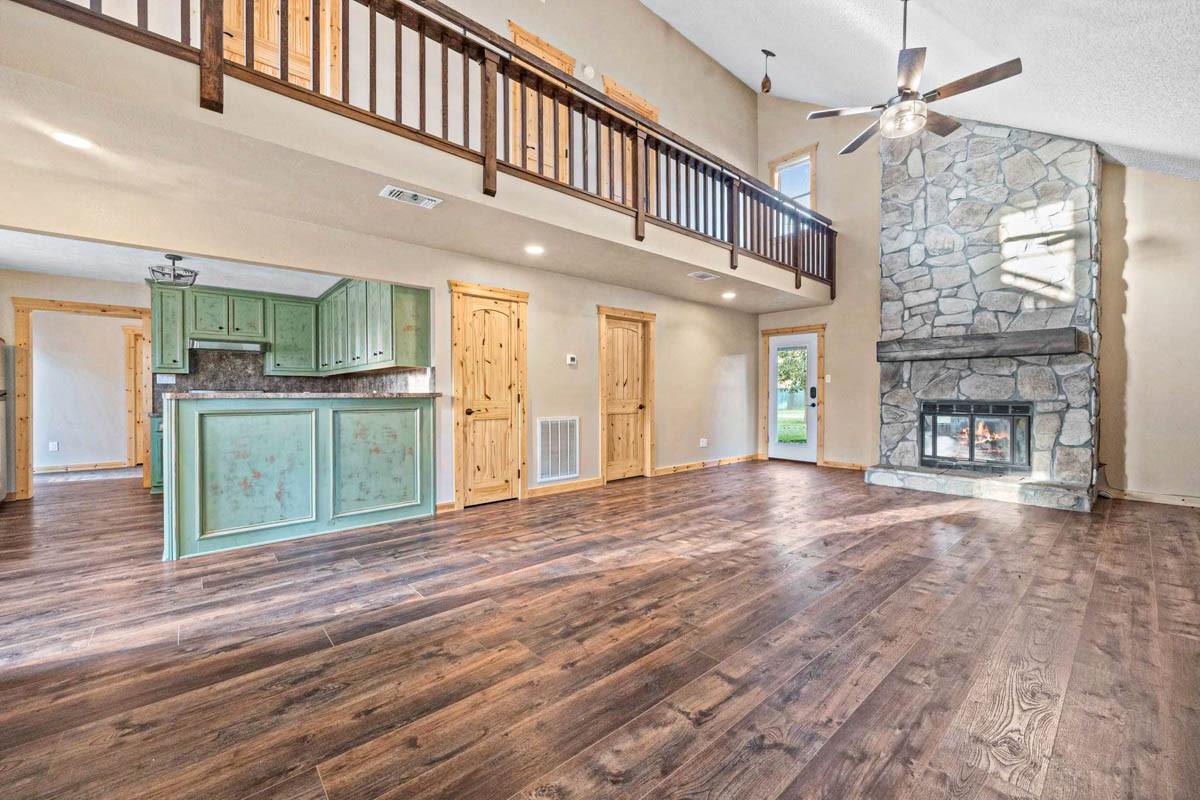 Image 4: High ceilings in the living and dining areas. Beau