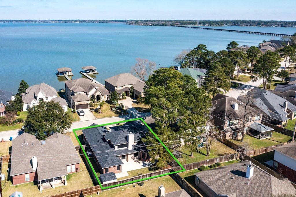 Image 2: Timeless exterior design with an attractive street