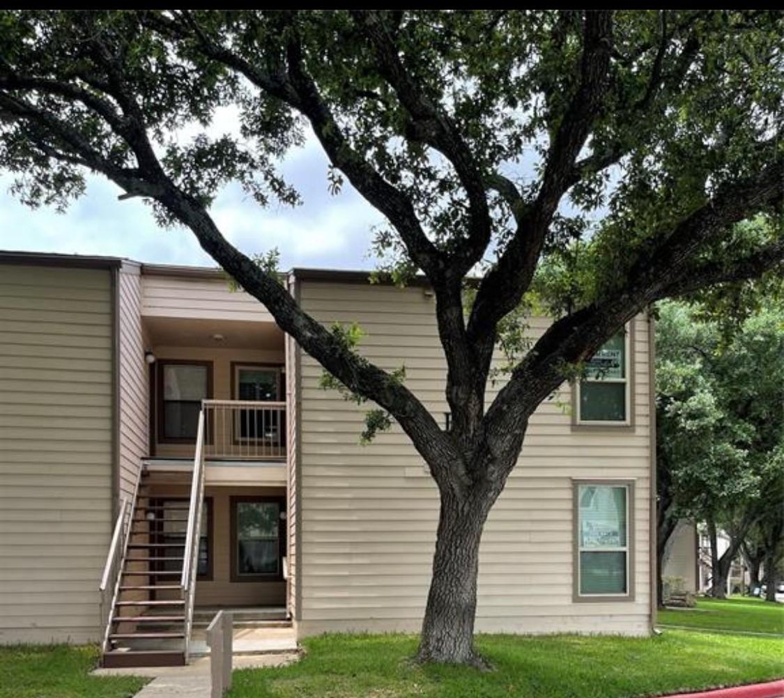 Image 2: 204E Lakeview Terrace