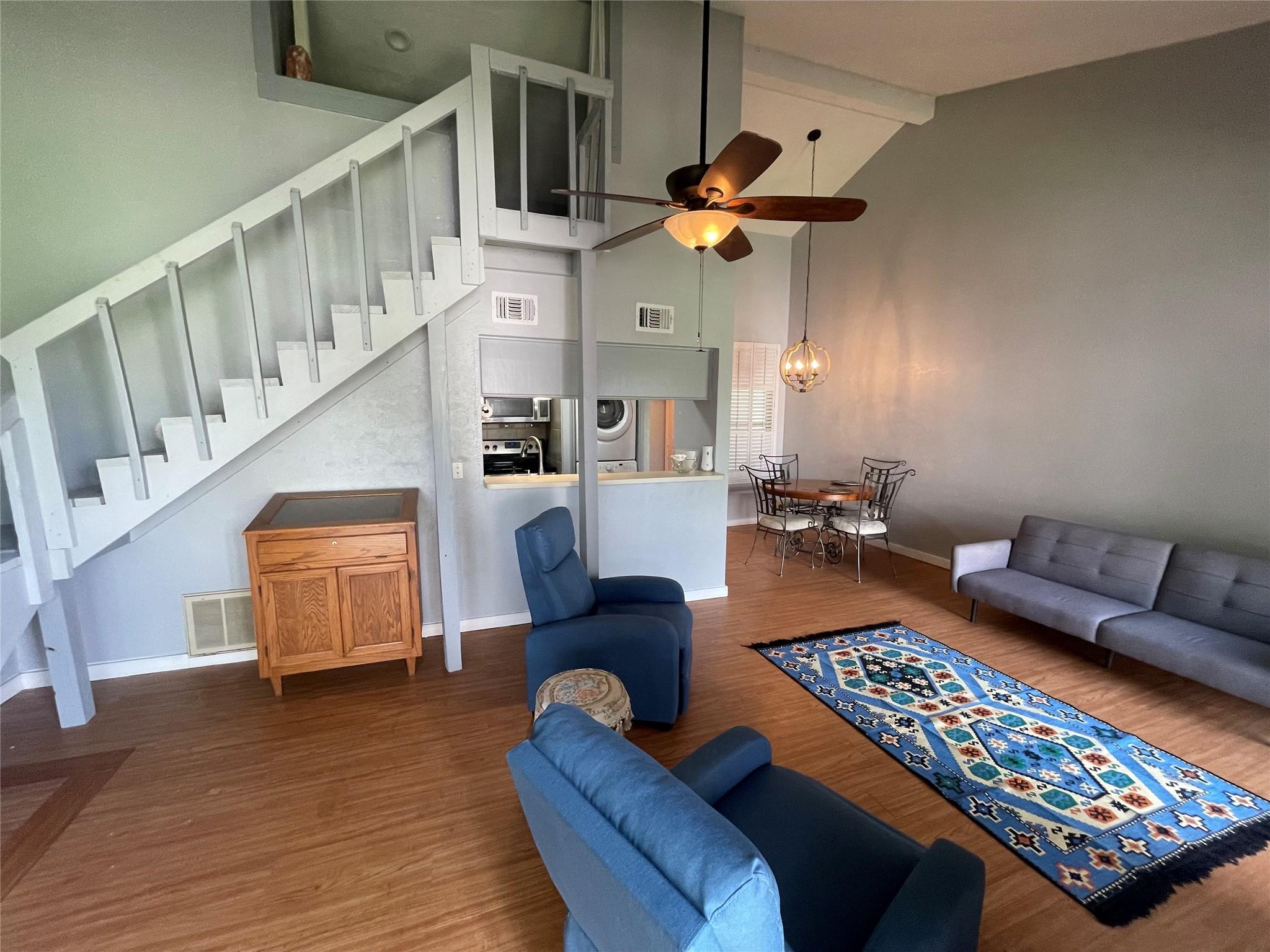 Image 4: Living Room