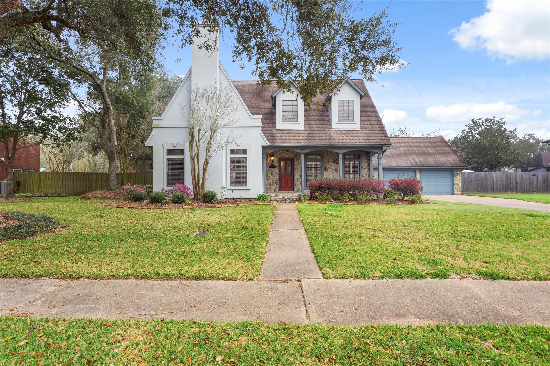 Image 1: Majestic oaks frame this charming Lake Jackson res