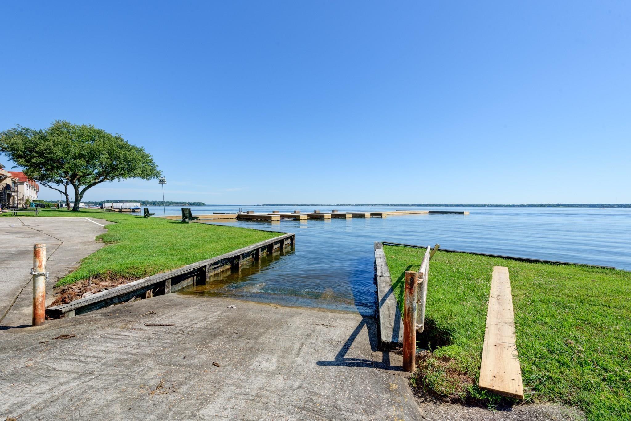 Image 3: access to the lake