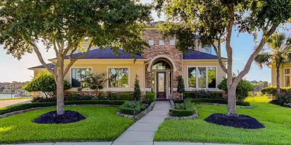 3913 Breezeway Court