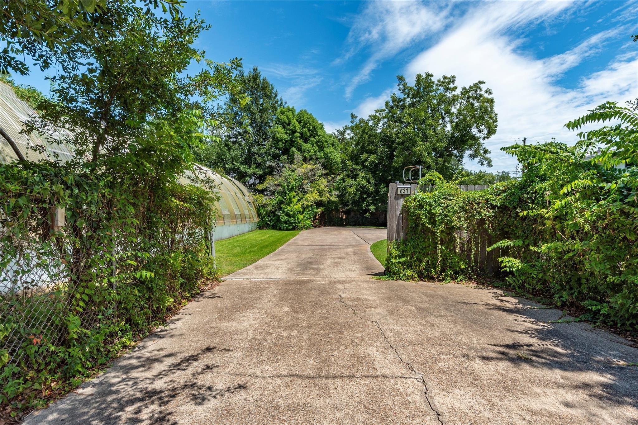 Image 4: Automatic gated driveway