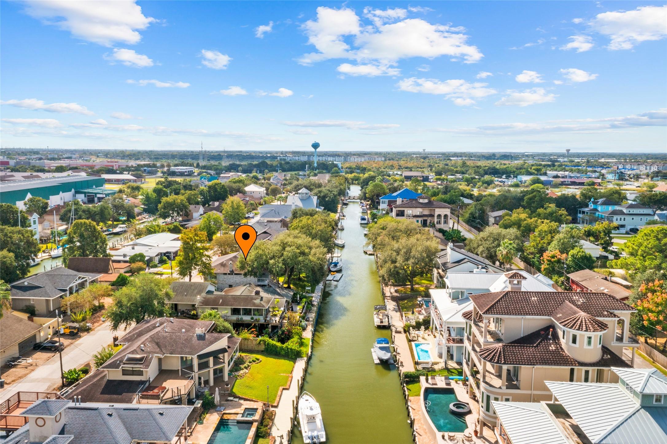 Image 3: Experience luxurious waterfront living in this ser