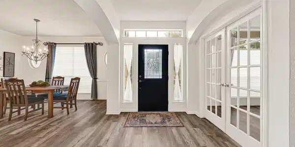 Image 4: Bright welcoming entry