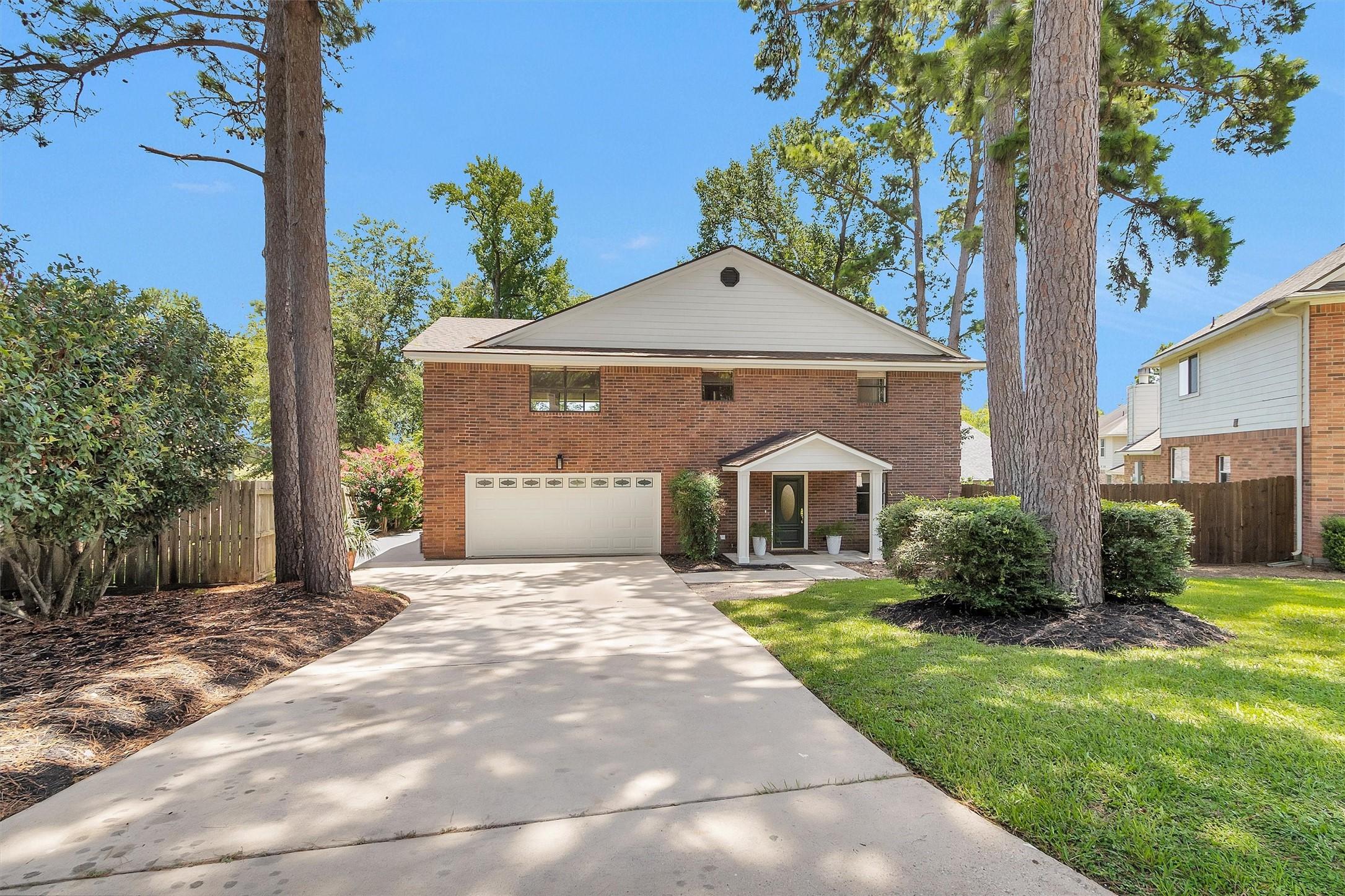 Image 2: 4 bedrooms, 2.5 baths, large yard.