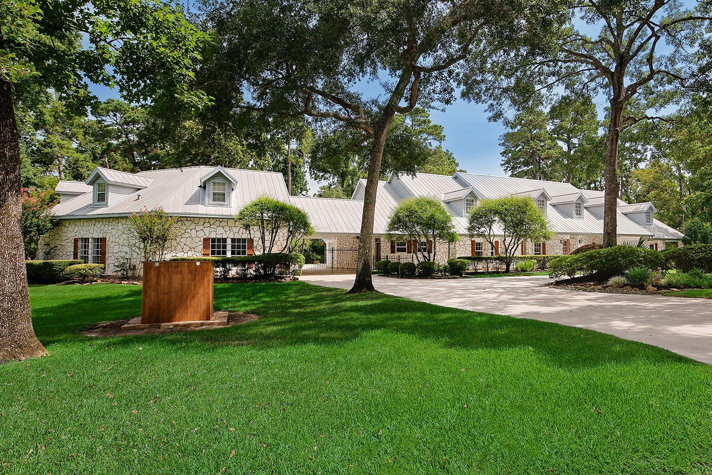 Image 1: Sprawling estate has fine appointments with metal