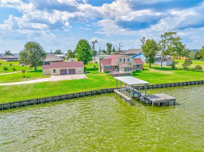 573 Lakeshore South