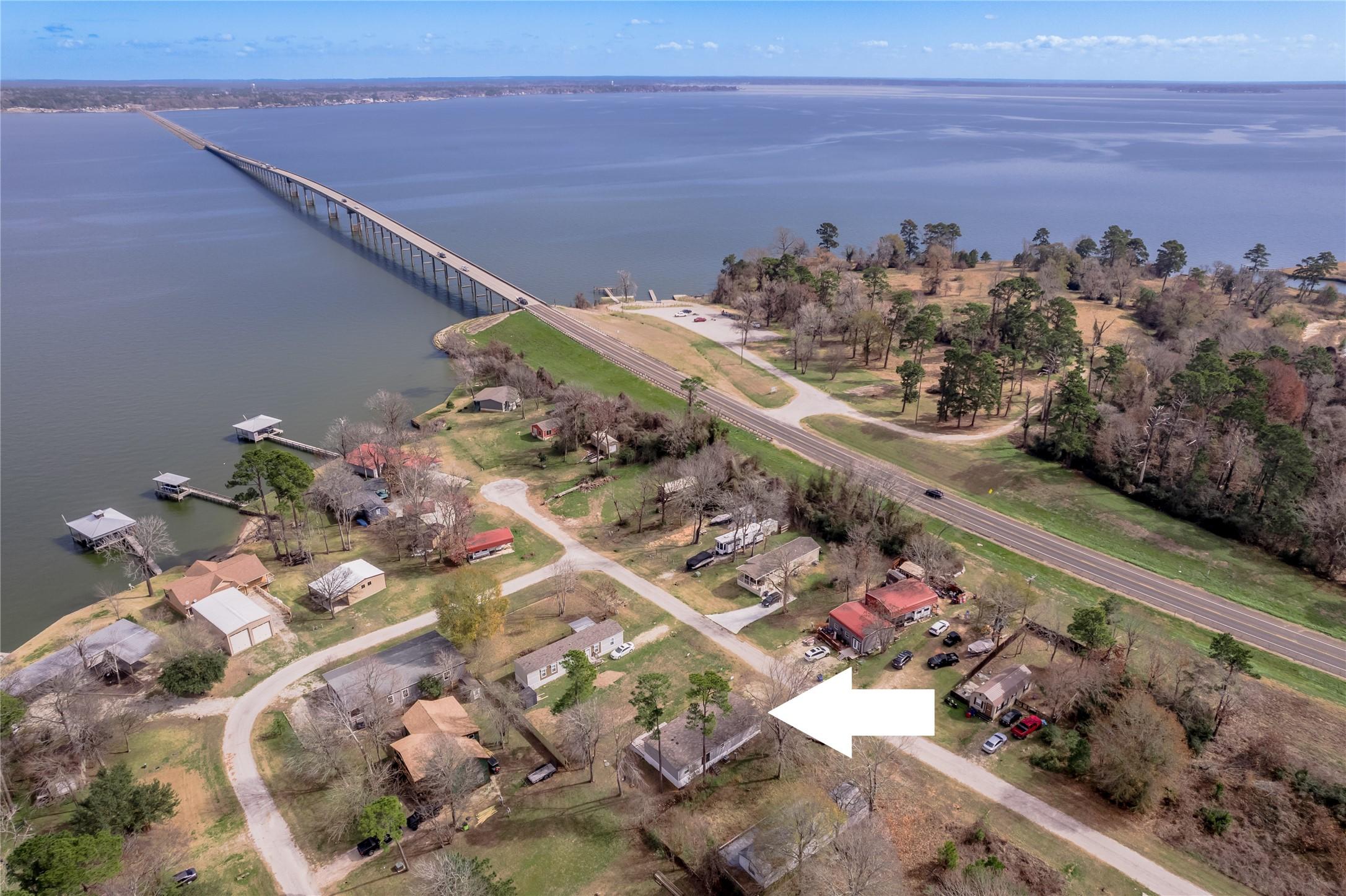 Image 3: Great location in Holiday Village subdivision.