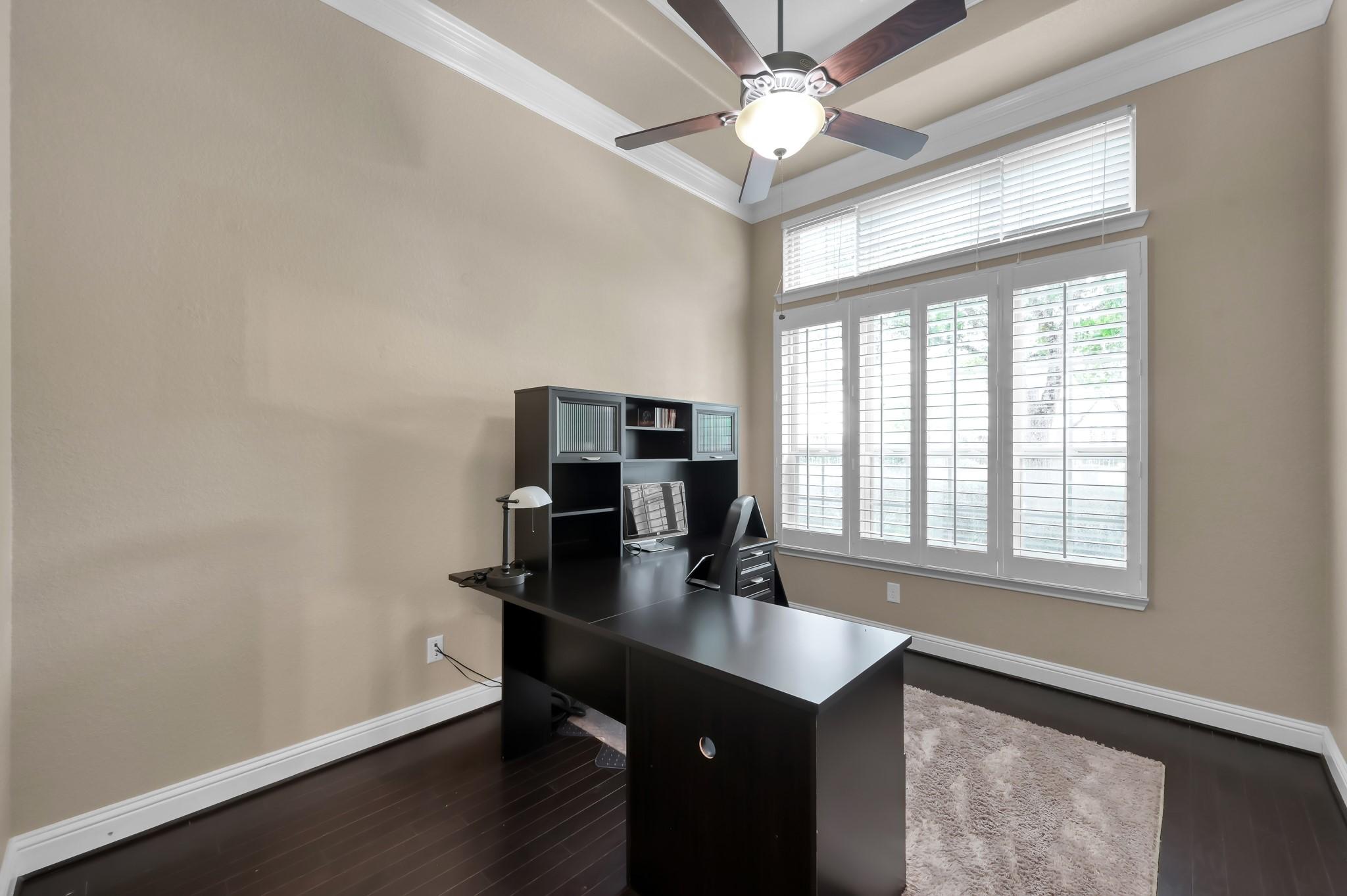 Image 4: Discover the perfect home office by the entrance,