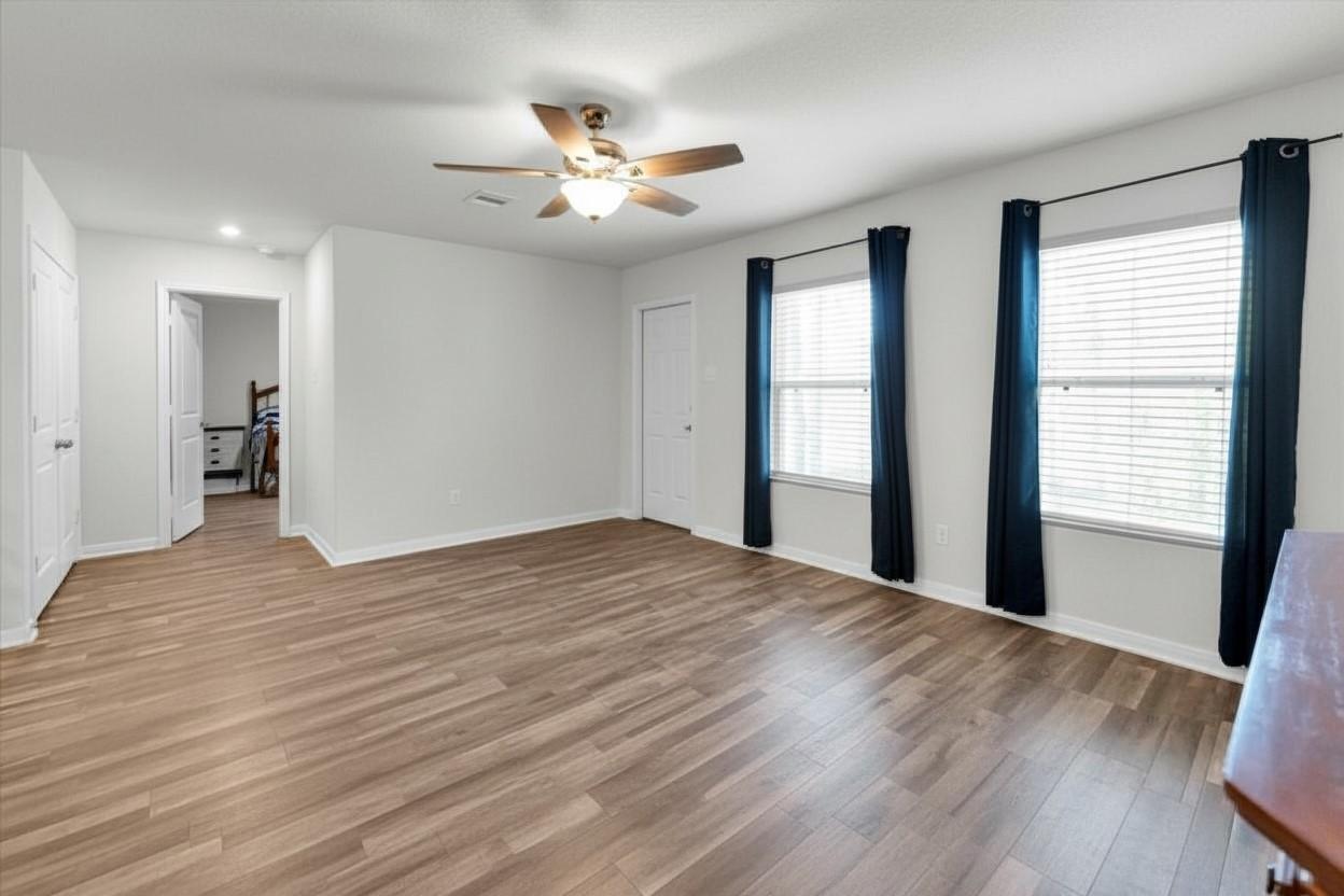 Image 3: Open and bright living room.
