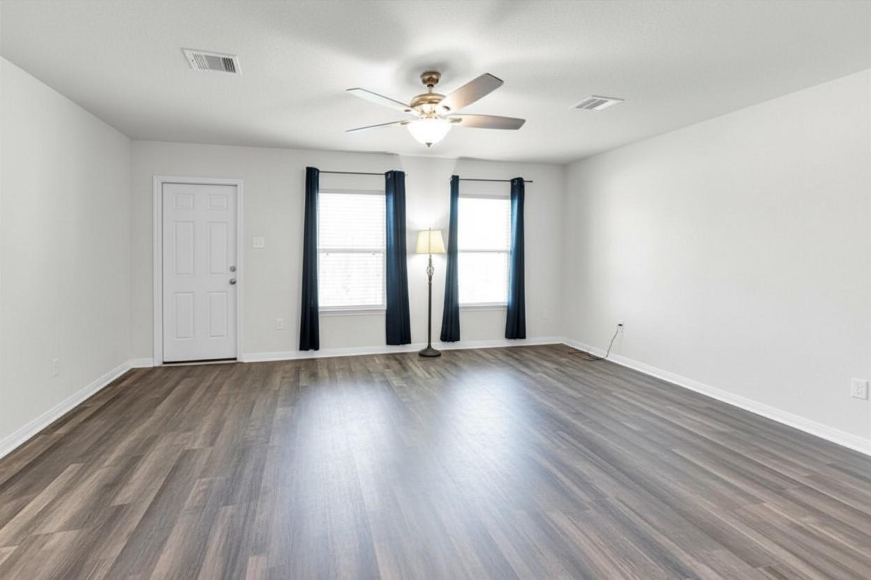 Image 4: Spacious living room.
