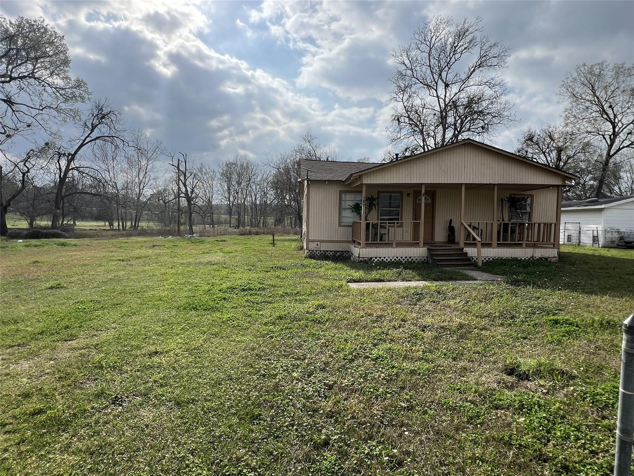 Image 3: Large yard