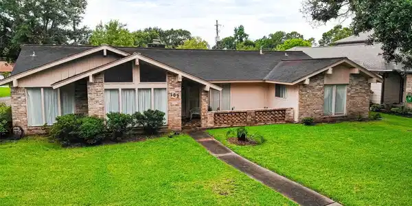 103 Whispering Oaks Drive