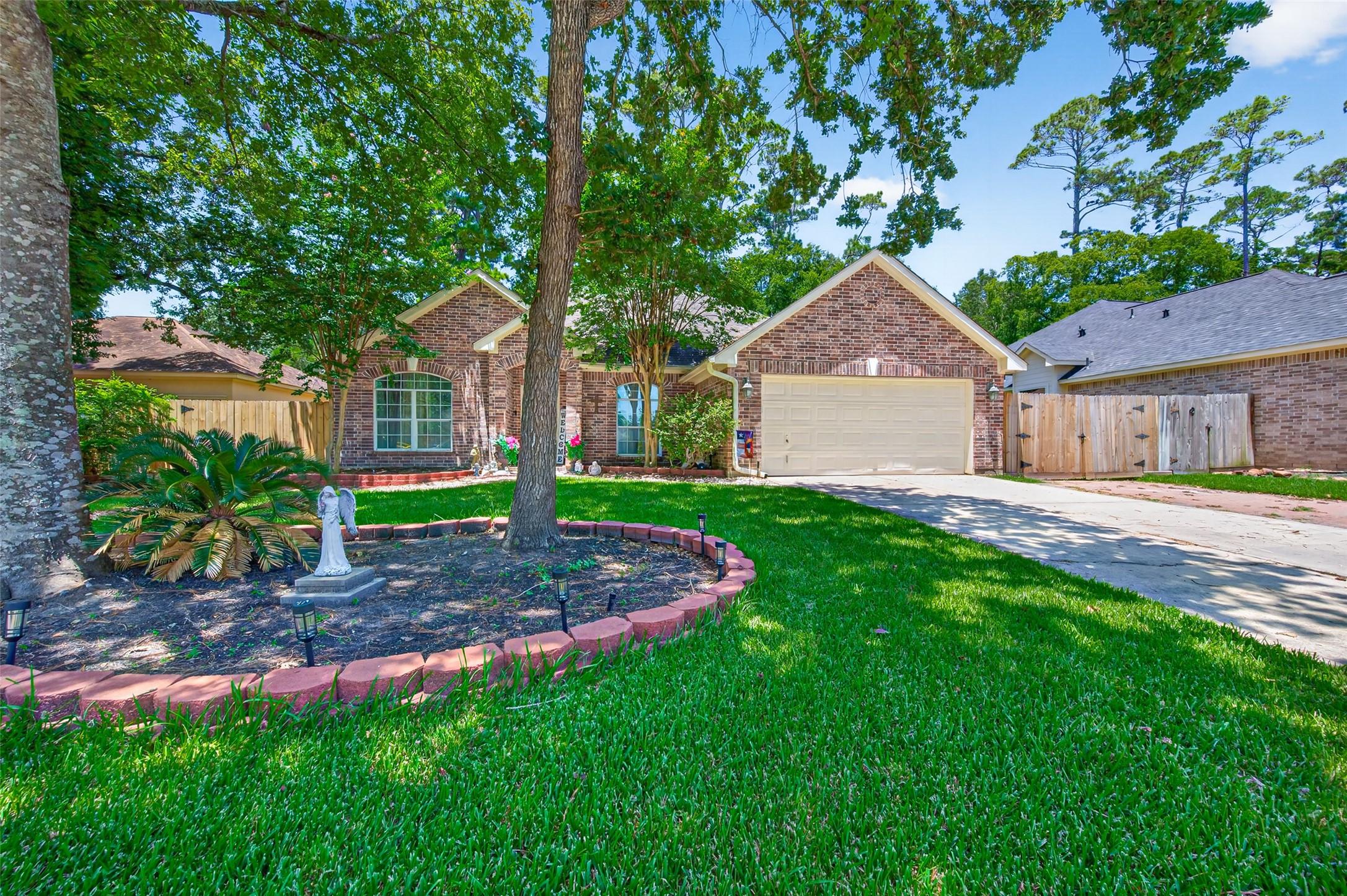Image 3: Amazing landscaped yard!