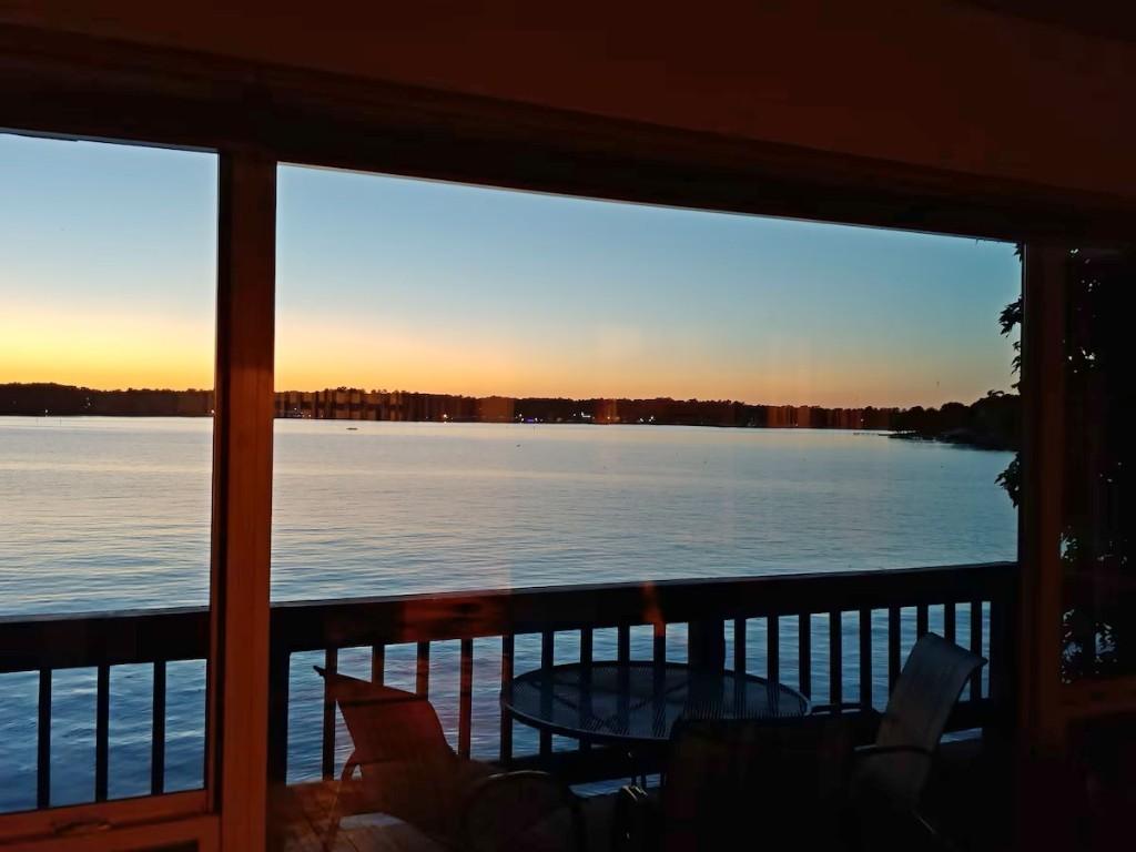 Image 4: Beautiful lake view!