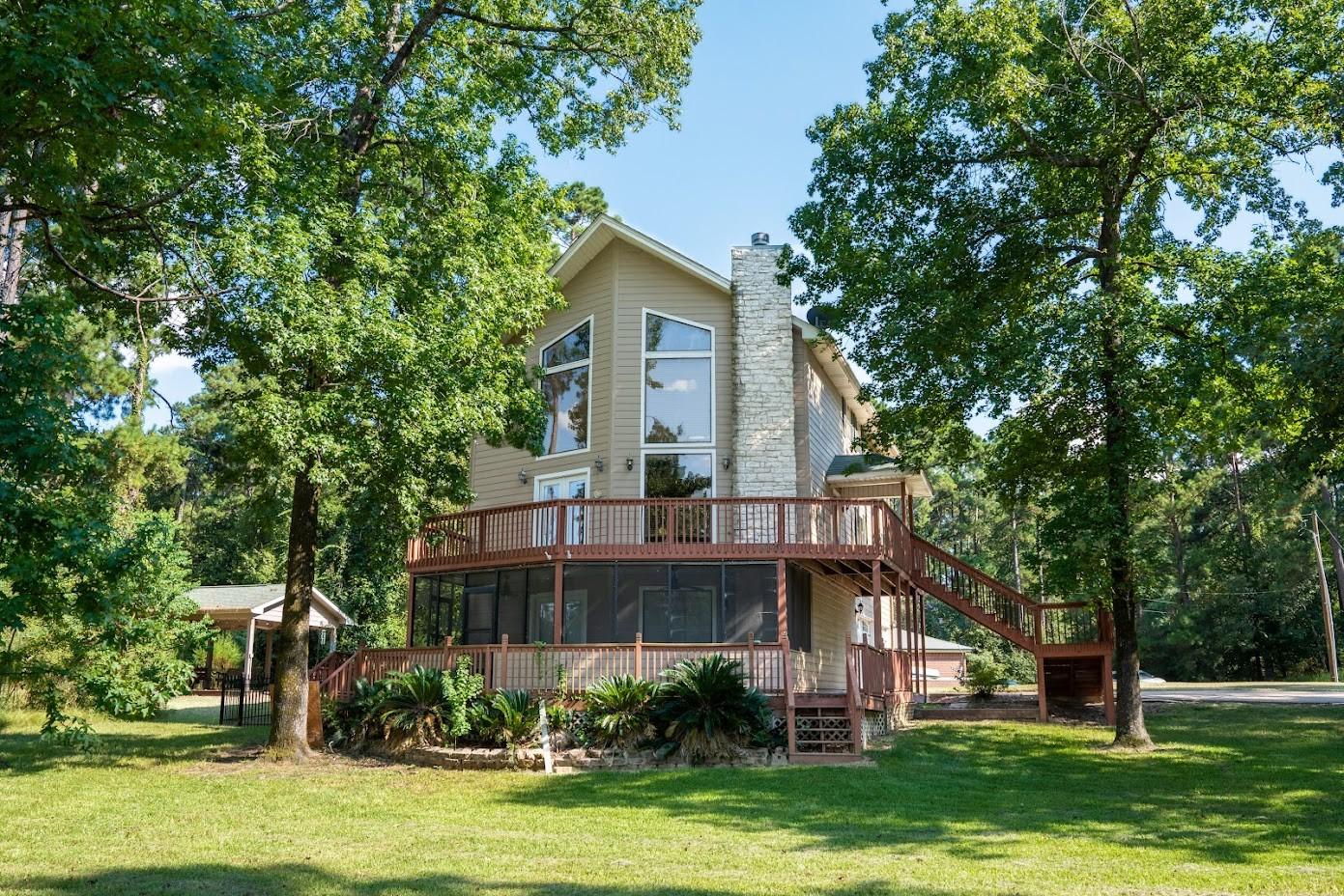Image 3: Discover your dream waterfront retreat in this stu