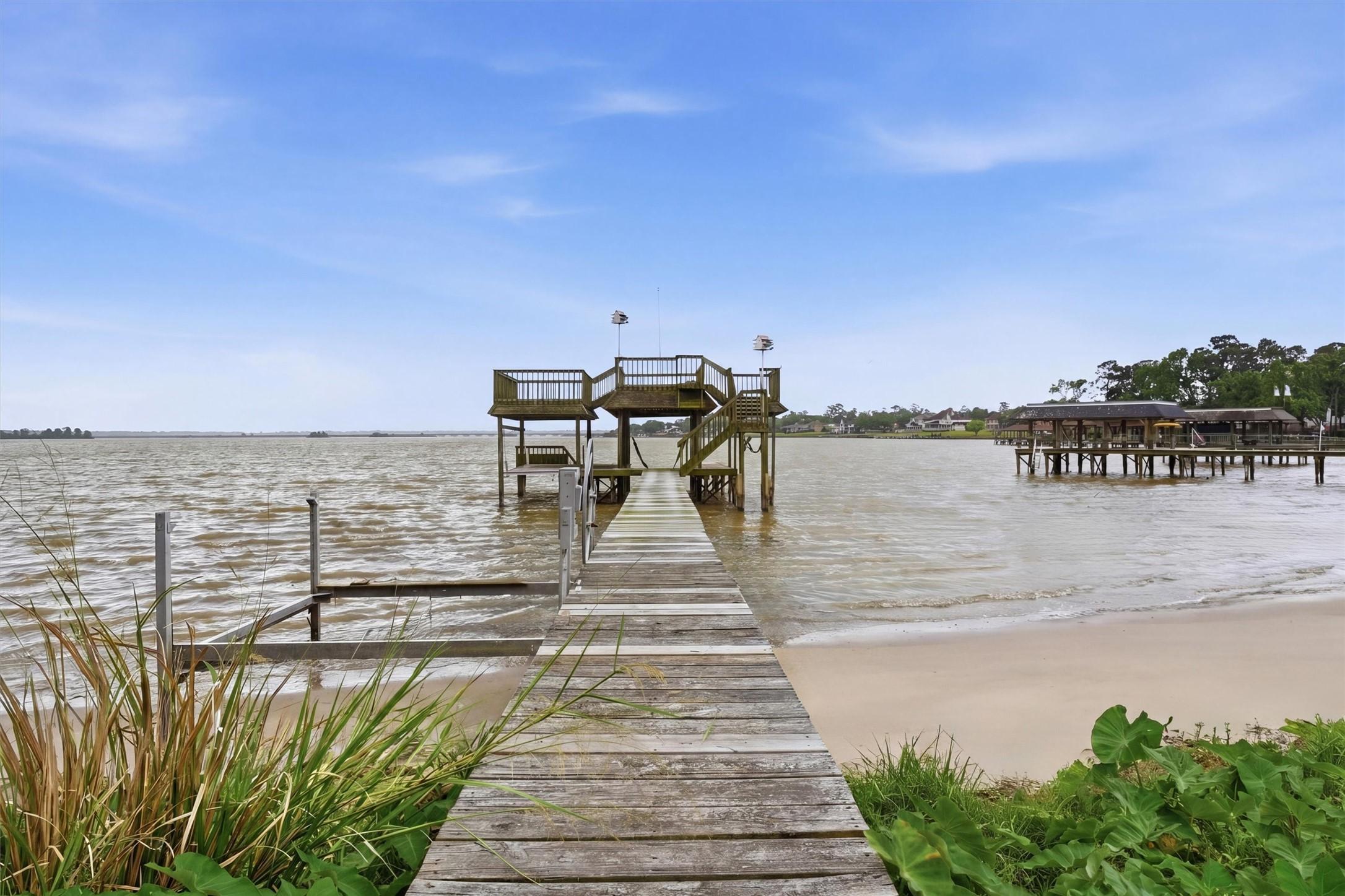 Image 2: Your lake life awaits.....