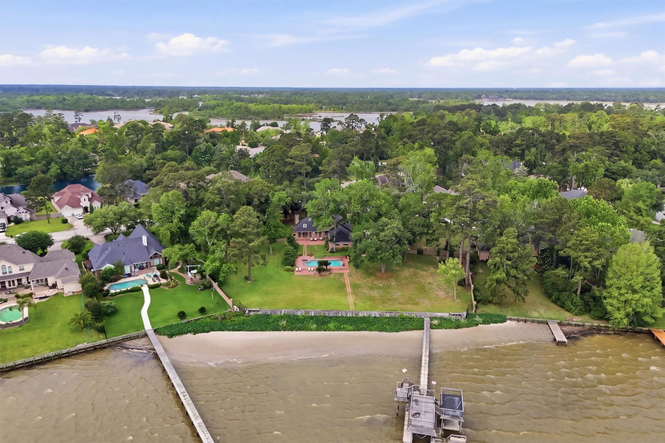 Image 3: 1.5 acres of prime lake front property on Lake Hou