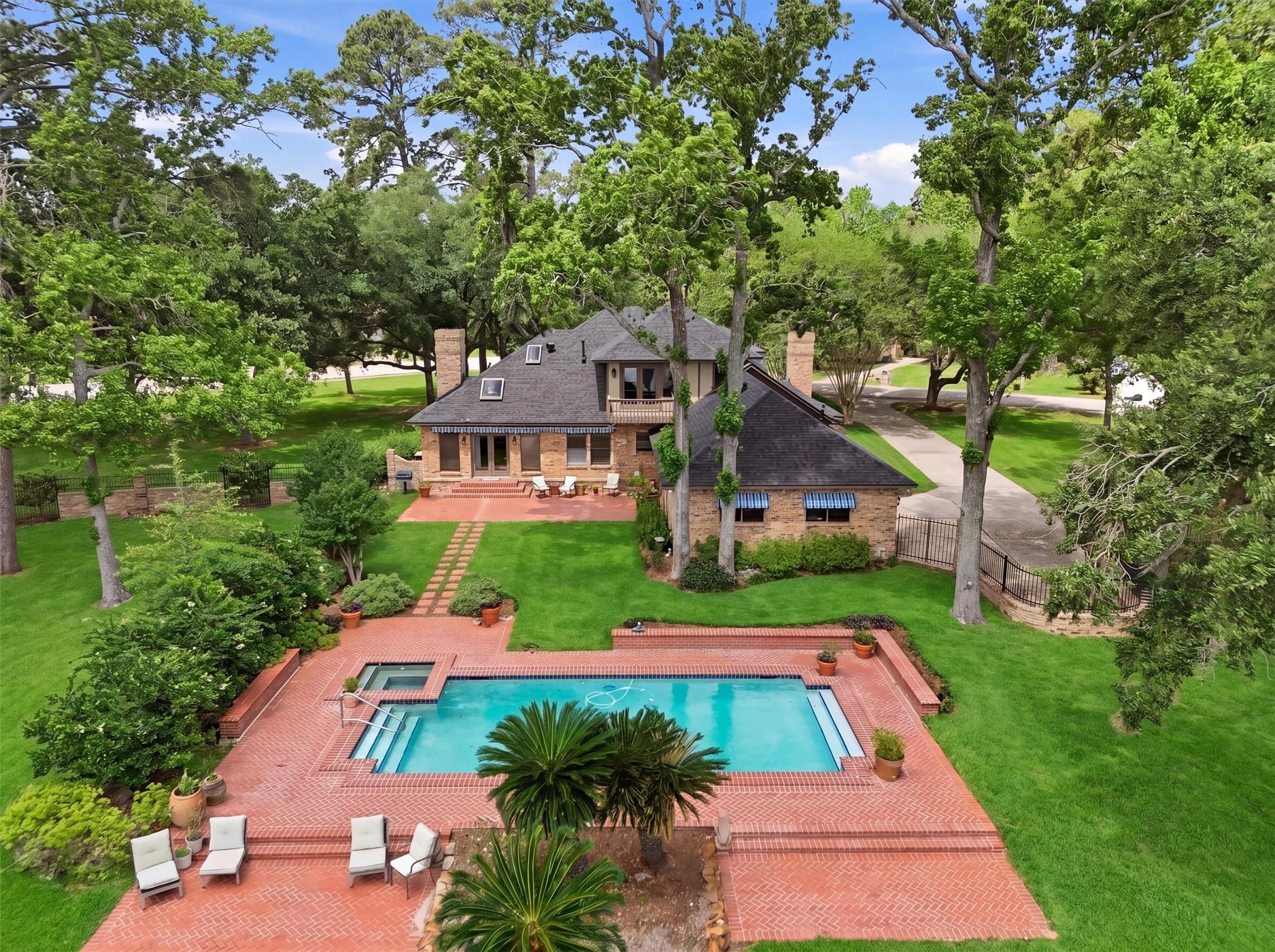 Image 4: Home sits on half an acre with another half acre t