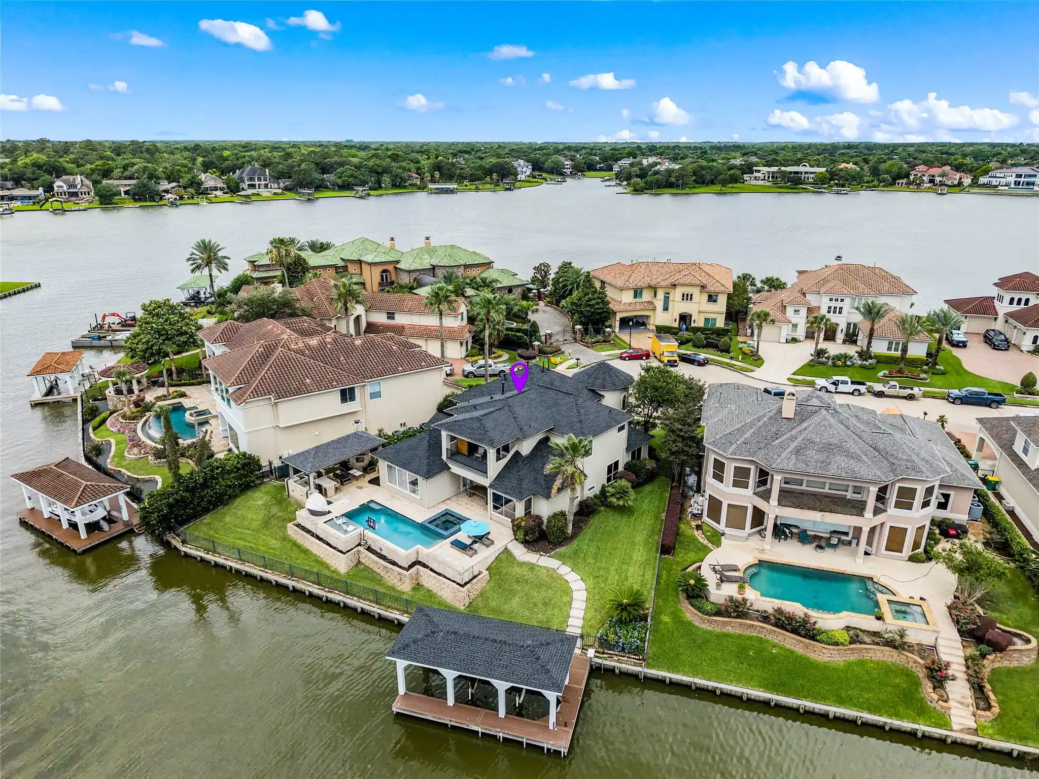 Image 1: Located ON the island in the sought after Seabrook