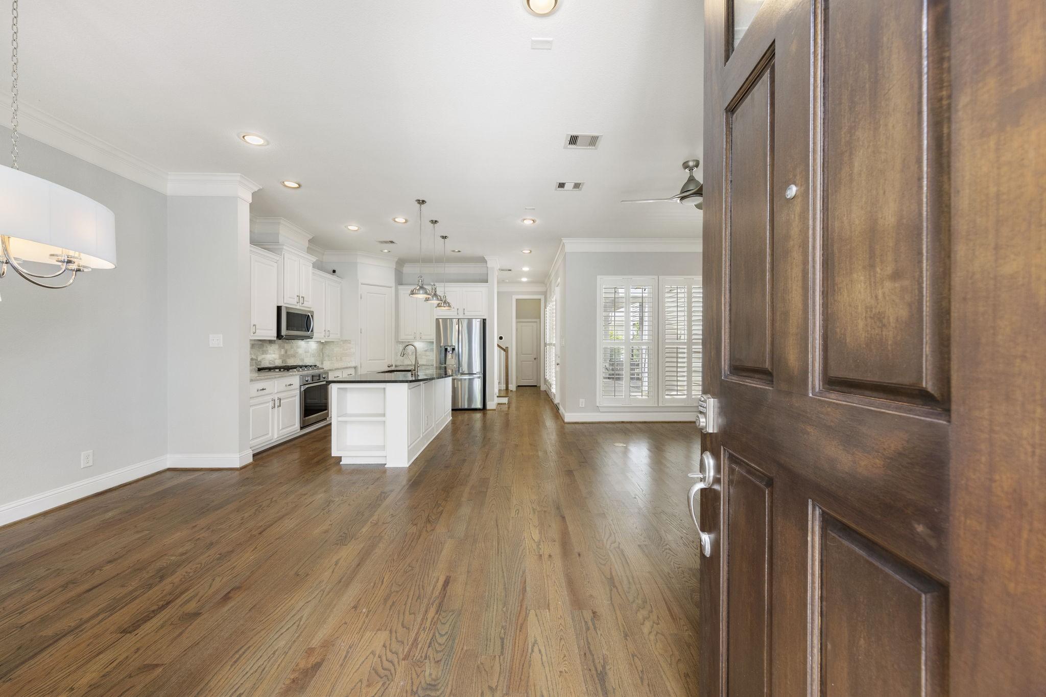 Image 4: Step inside to an inviting open-concept floor plan