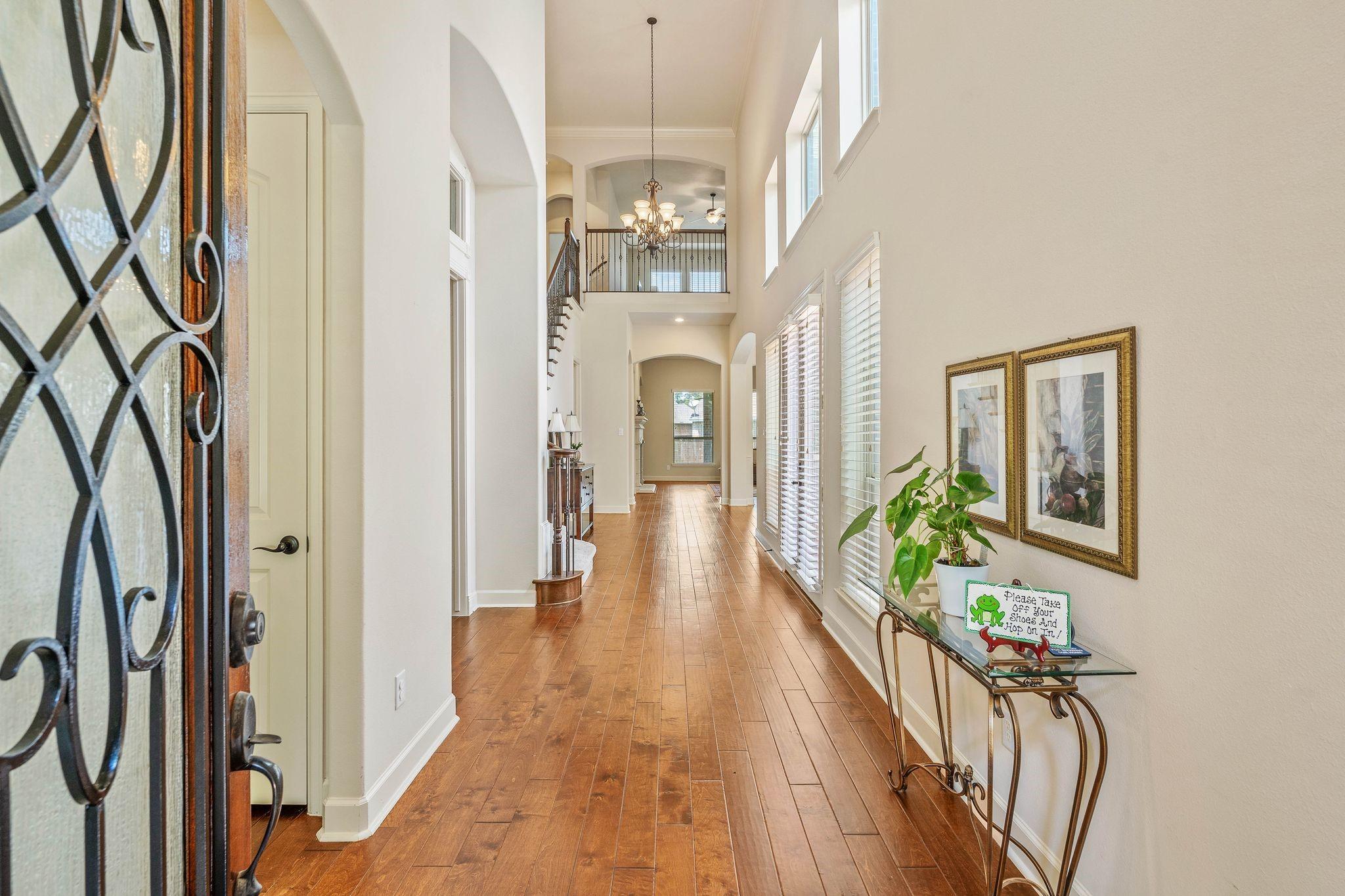 Image 4: Wow, look at this GRAND entry with soaring ceiling