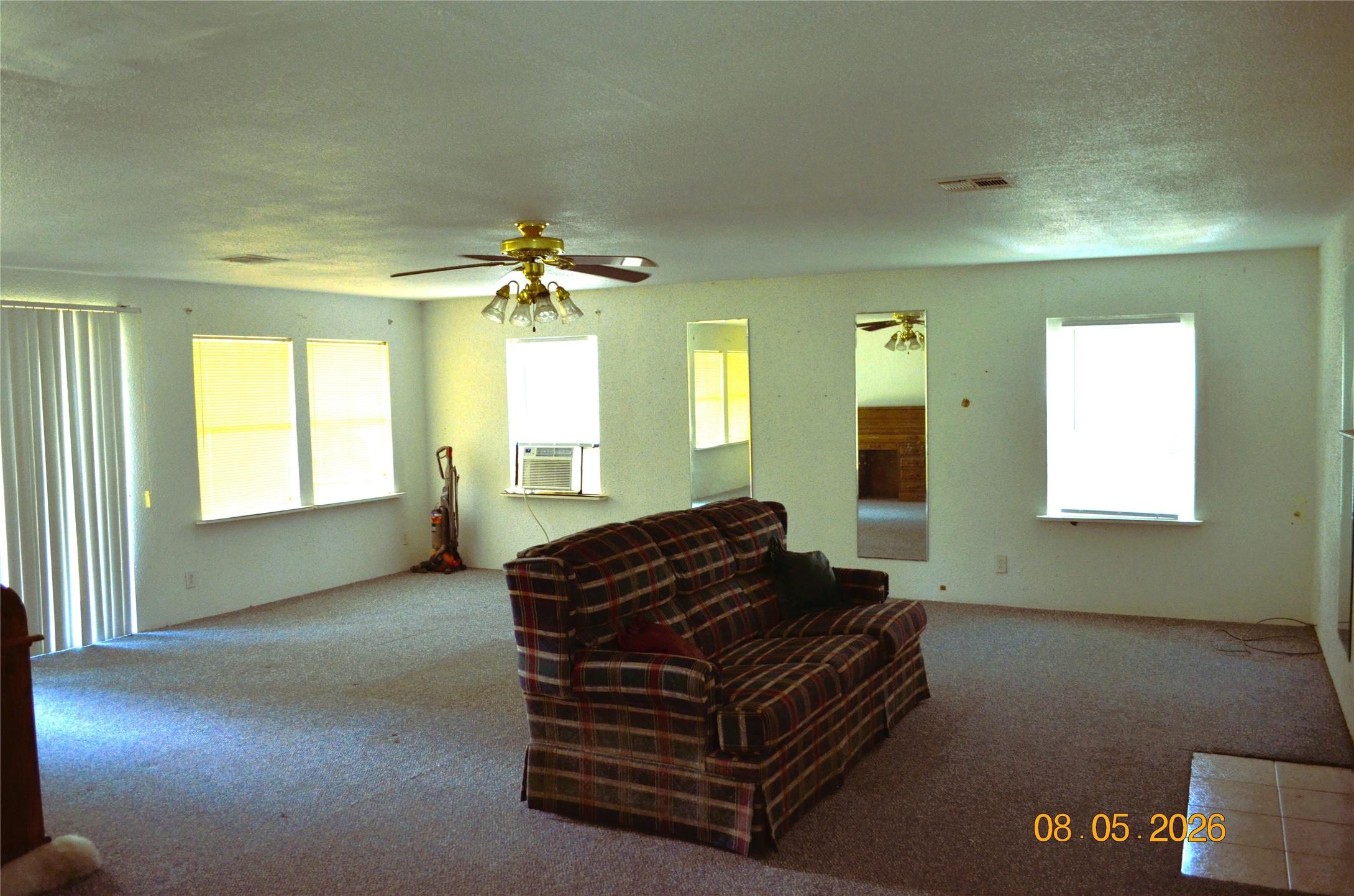 Image 4: Living room