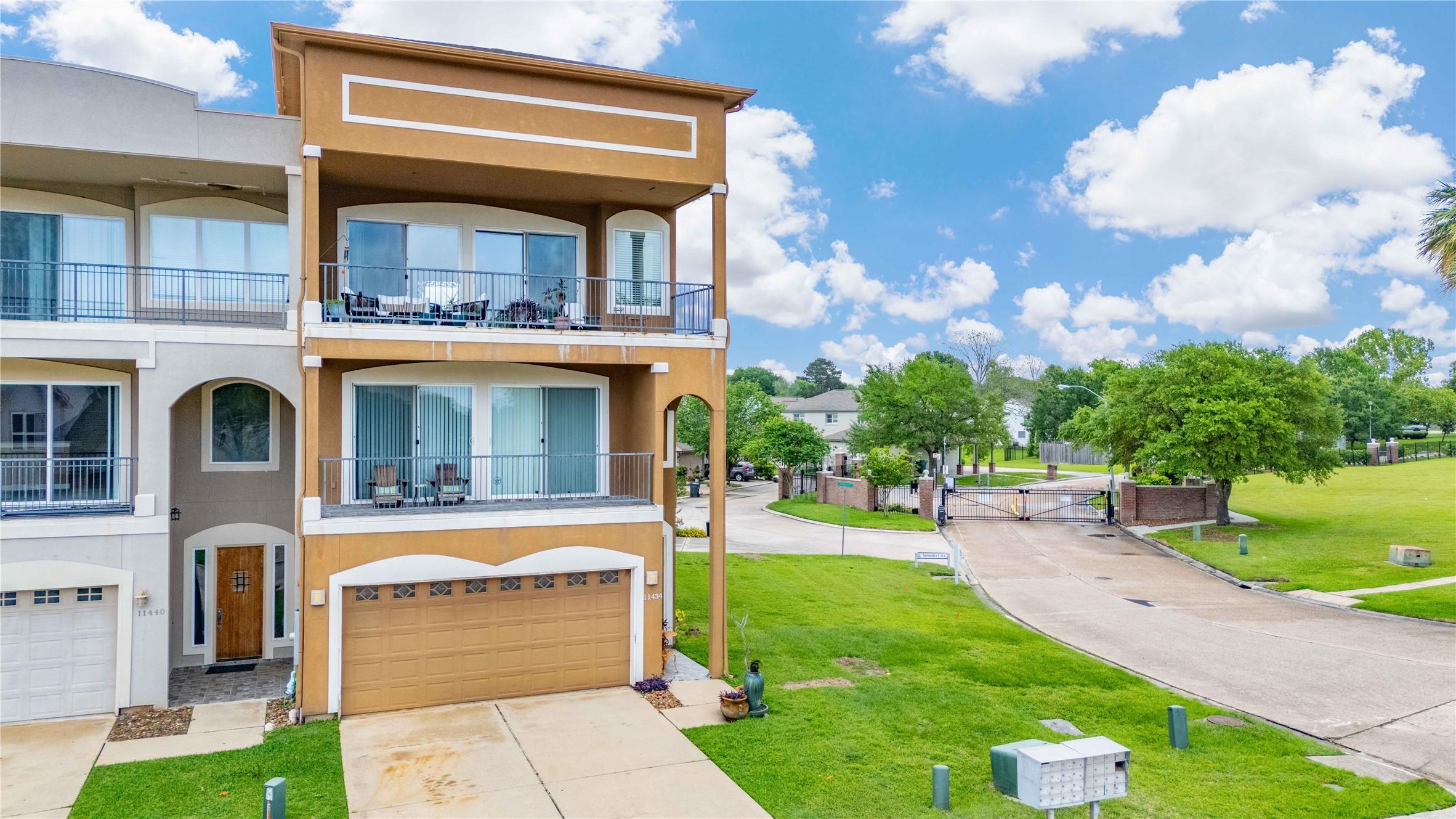 Image 2: Another photo of the front of the condo with spaci