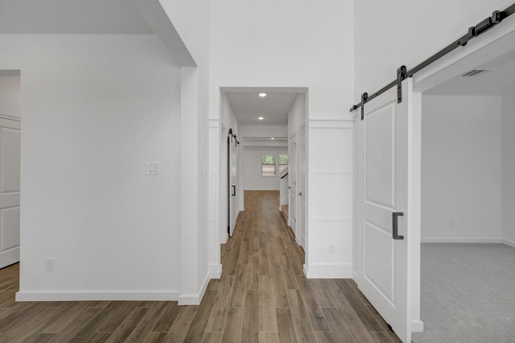 Image 3: Inviting foyer