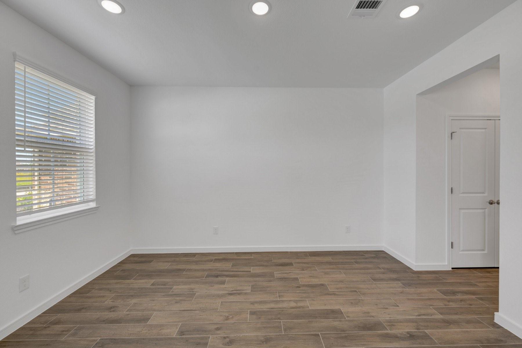 Image 4: Elegant dining room