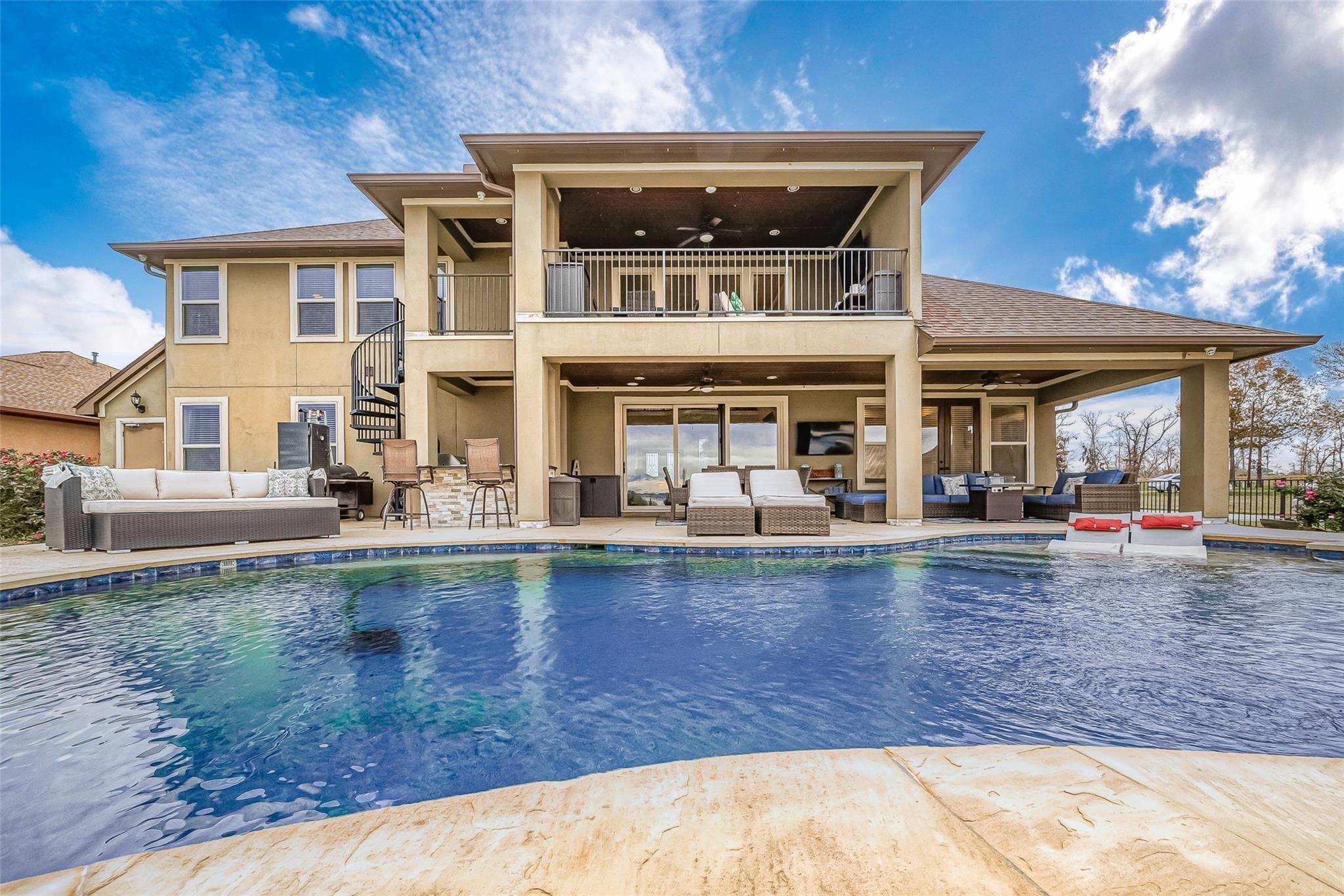 Image 4: with Outdoor Kitchen and Heated Pool