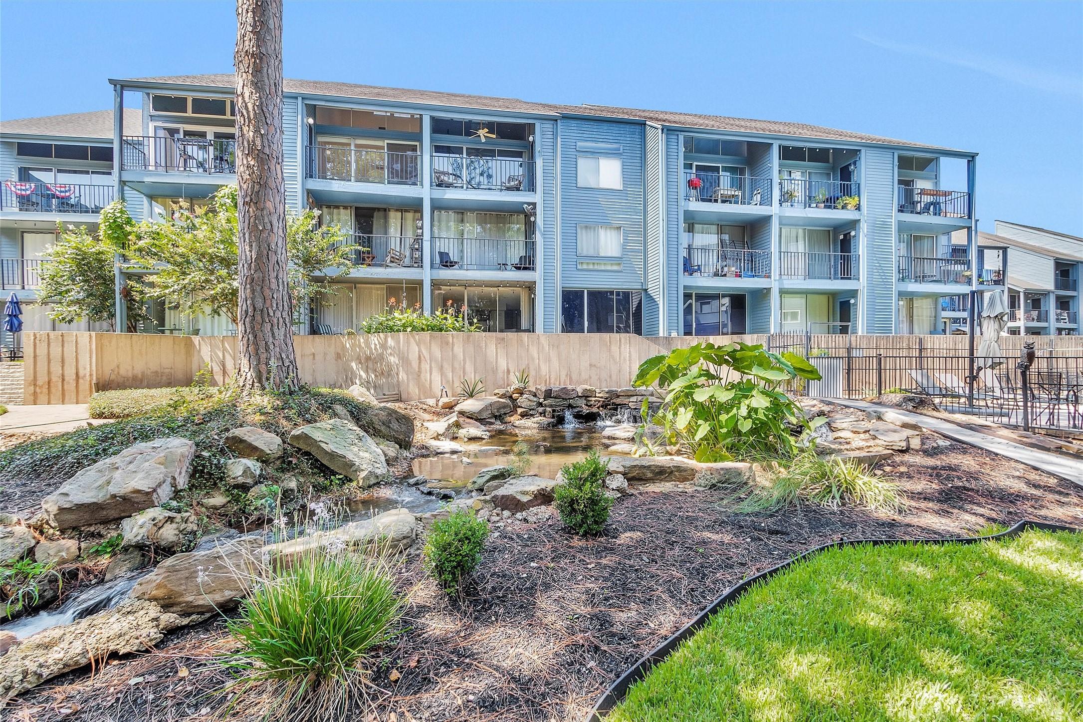 Image 2: Need a lake home without all the maintenance? Give