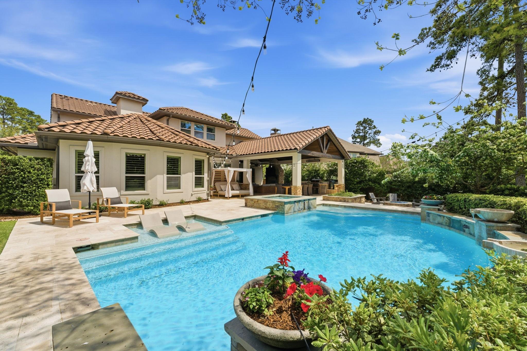 Image 2: Stunning pool with water features, tanning ledge,