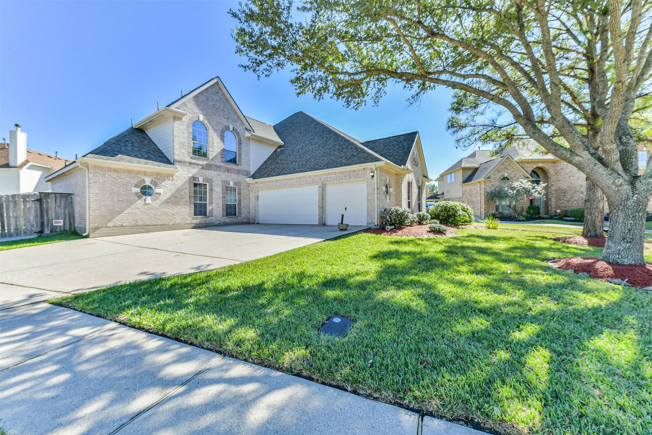Image 4: 3 car side swept garage.