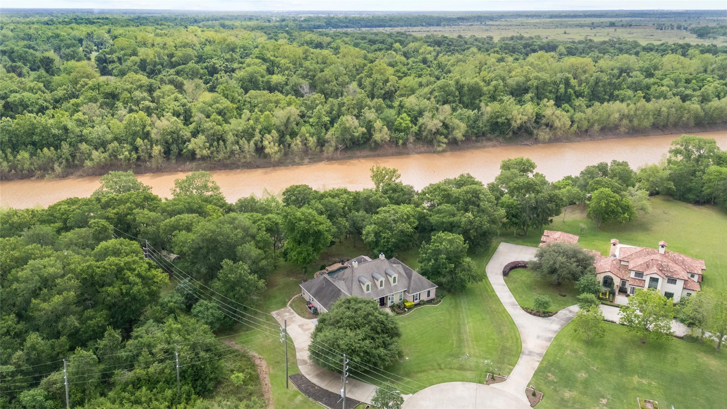 Image 3: Private wooded estate with expansive grounds backi