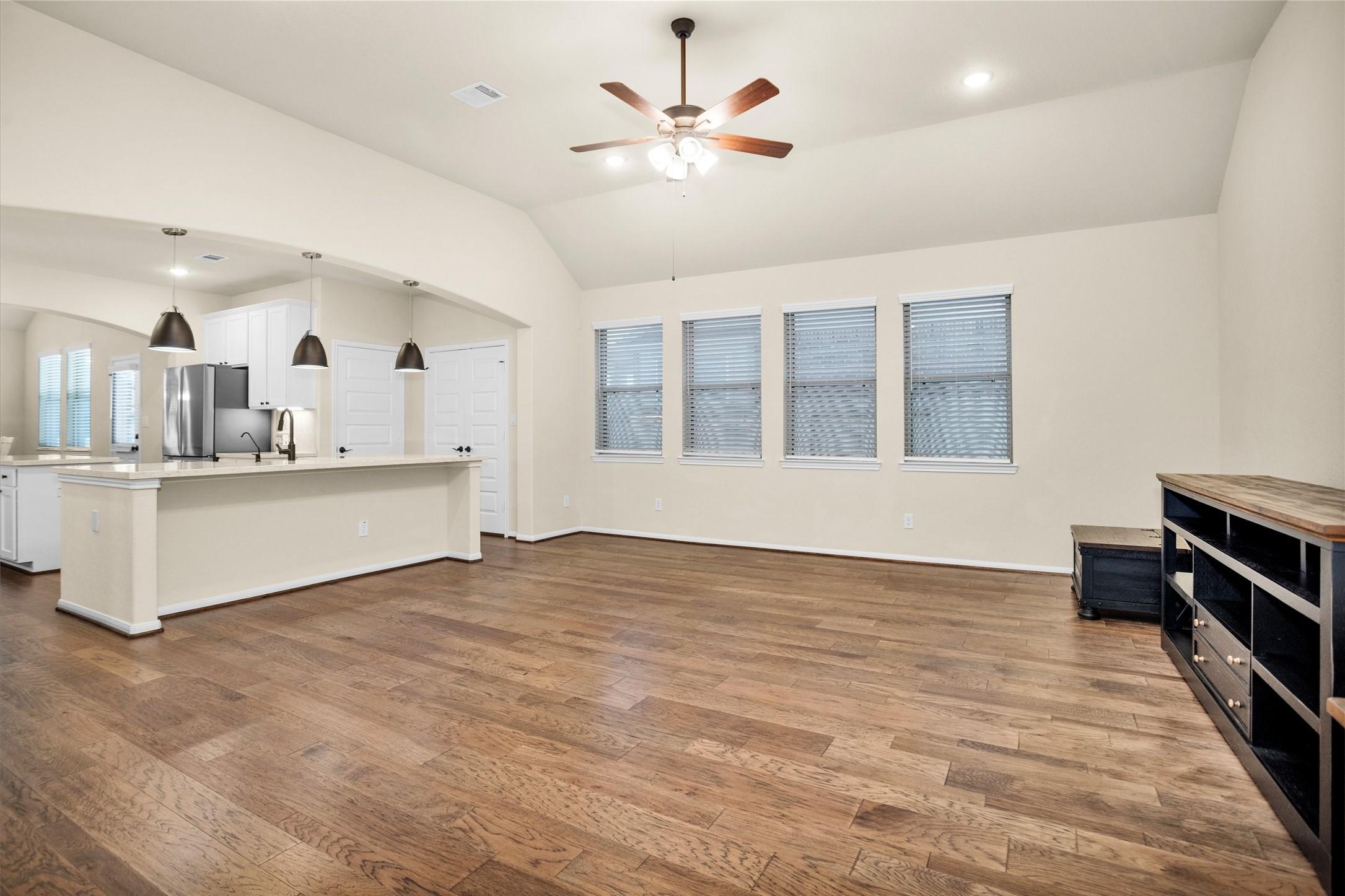 Image 4: Plenty of room to spread out and have friends and