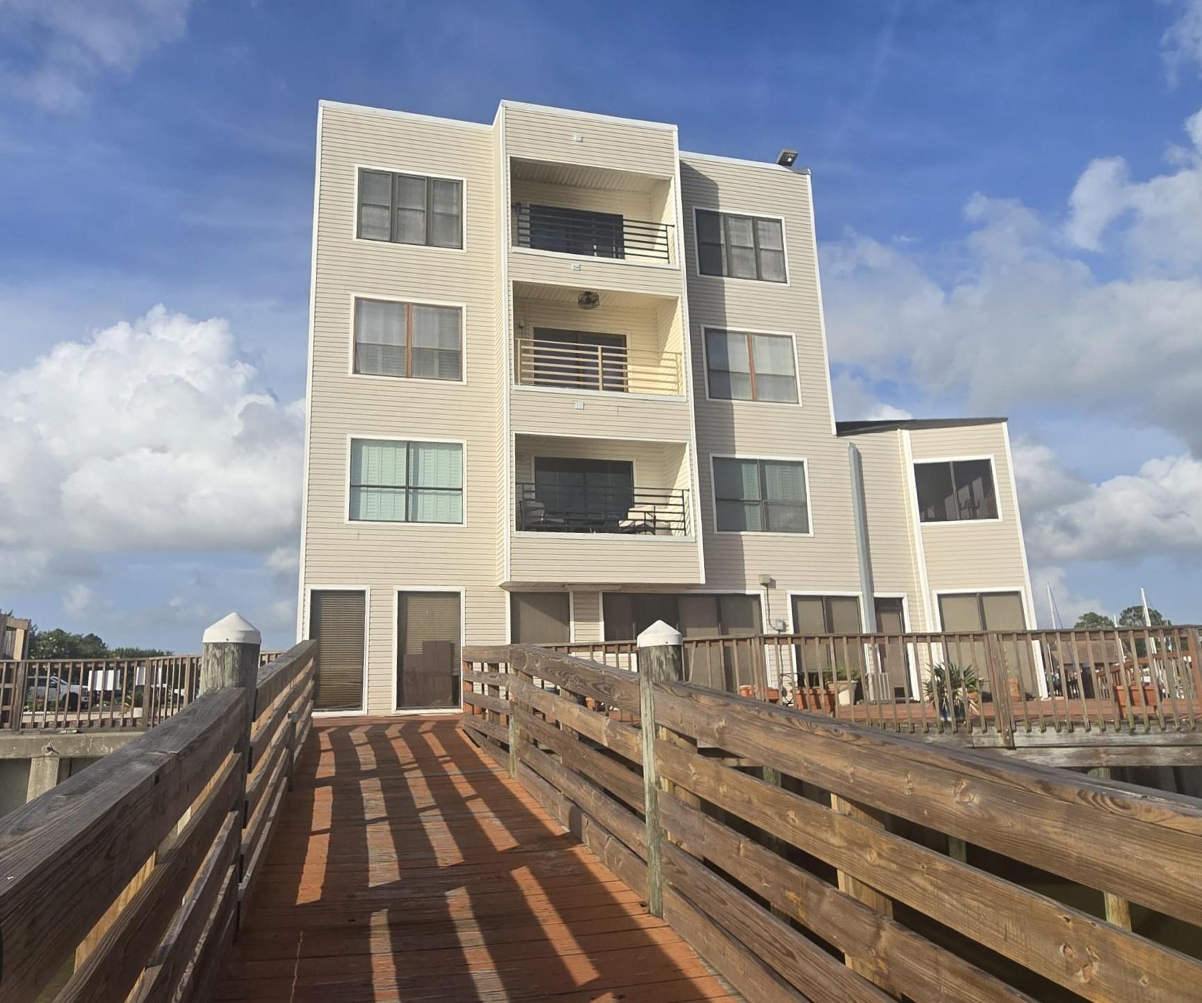 Image 2: Top floor 3/2 corner unit! Take advantage of this
