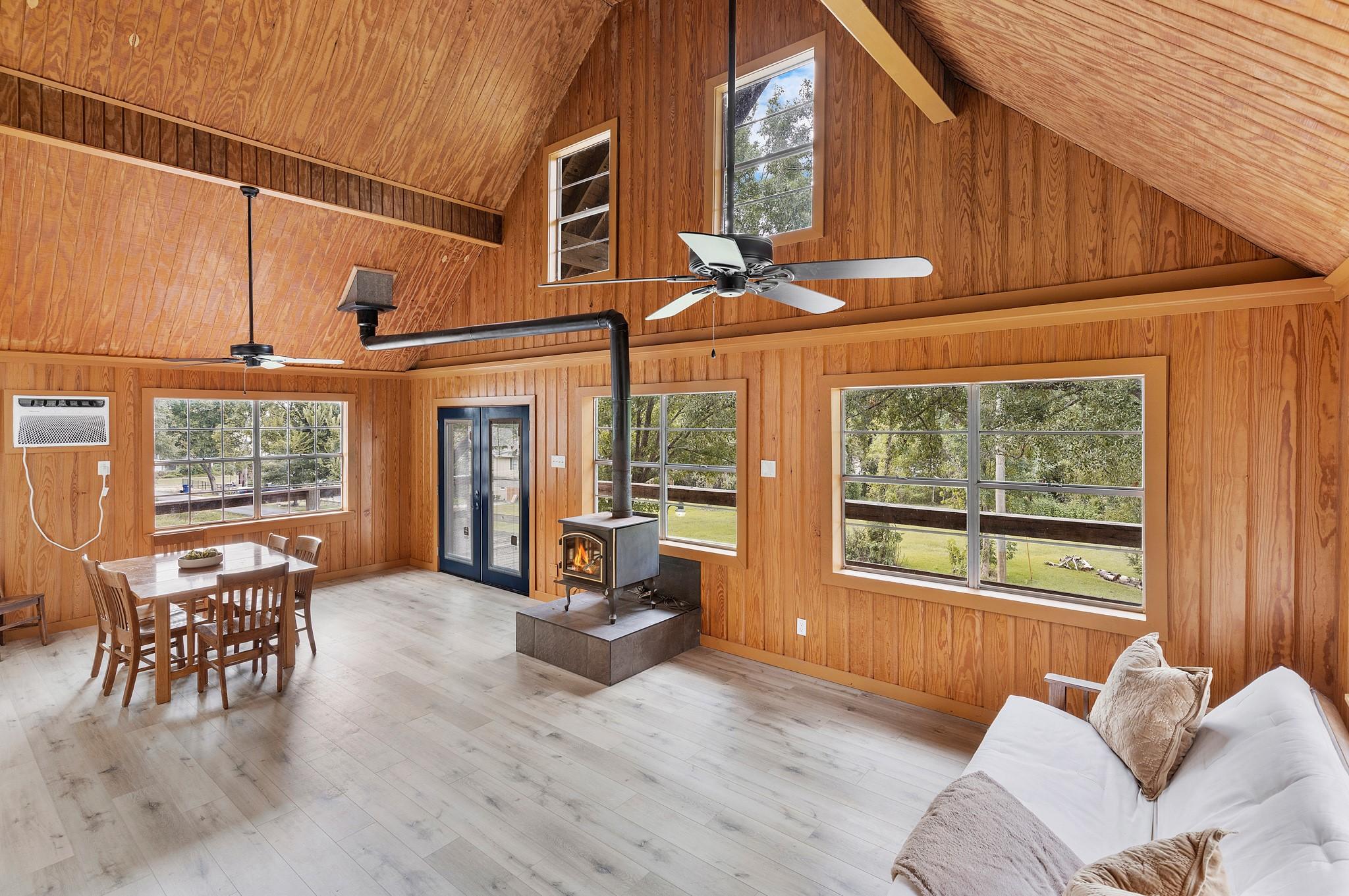 Image 4: Large windows for the natural light. Spacious livi