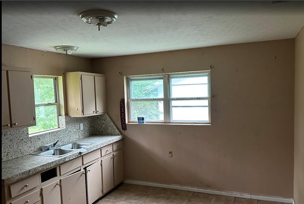 Image 4: Kitchen
