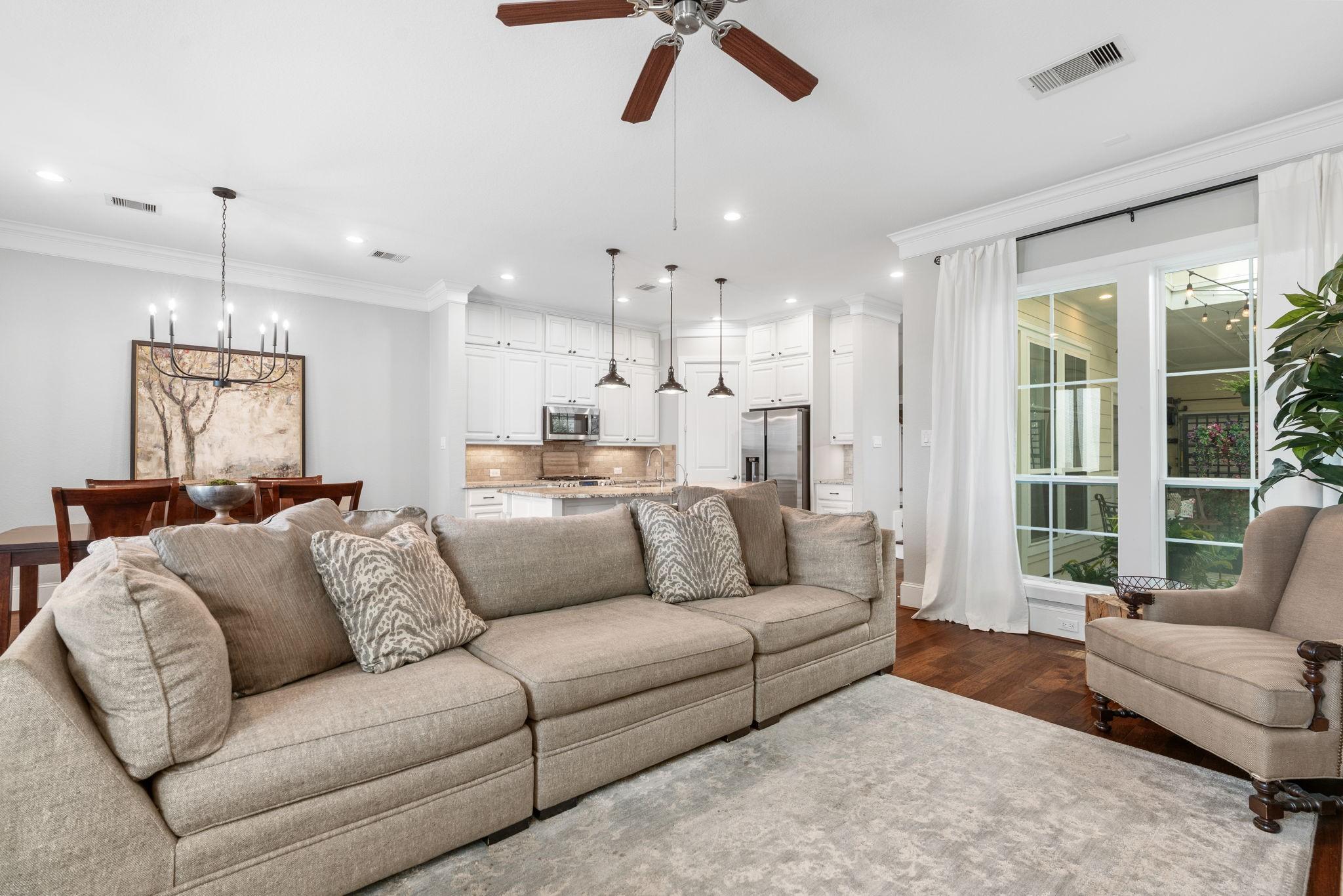 Image 4: Relax in the light-filled living area seamlessly c