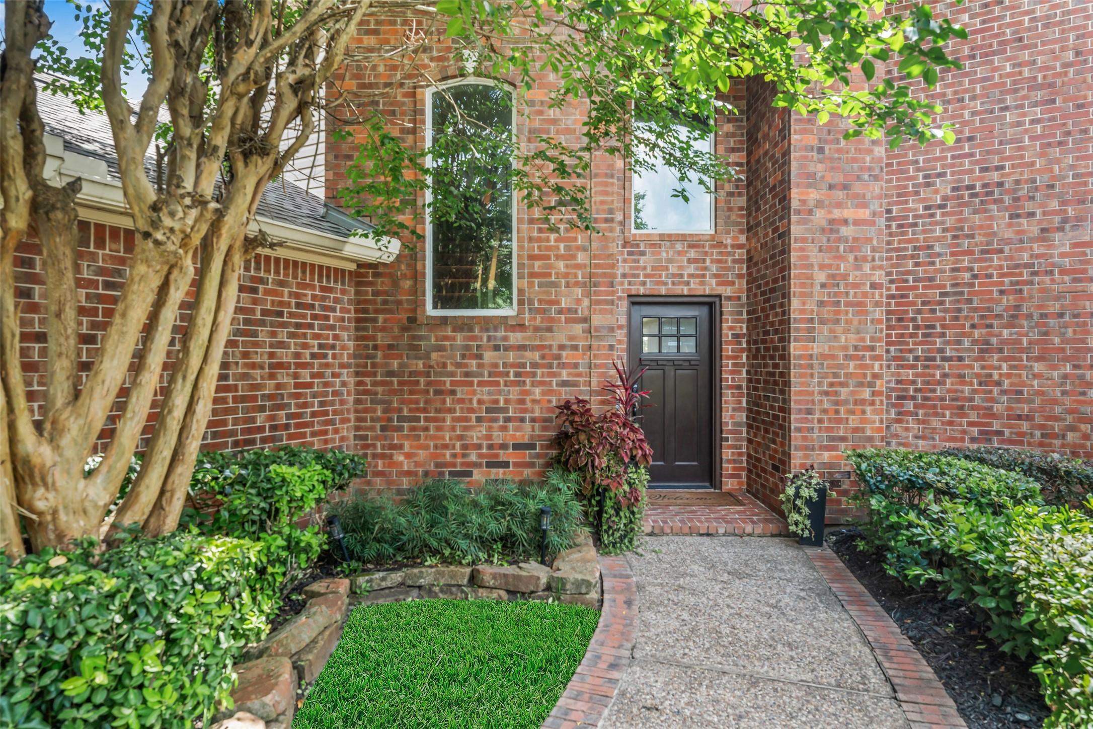 Image 2: Gorgeous landscaping as you walk to the front door