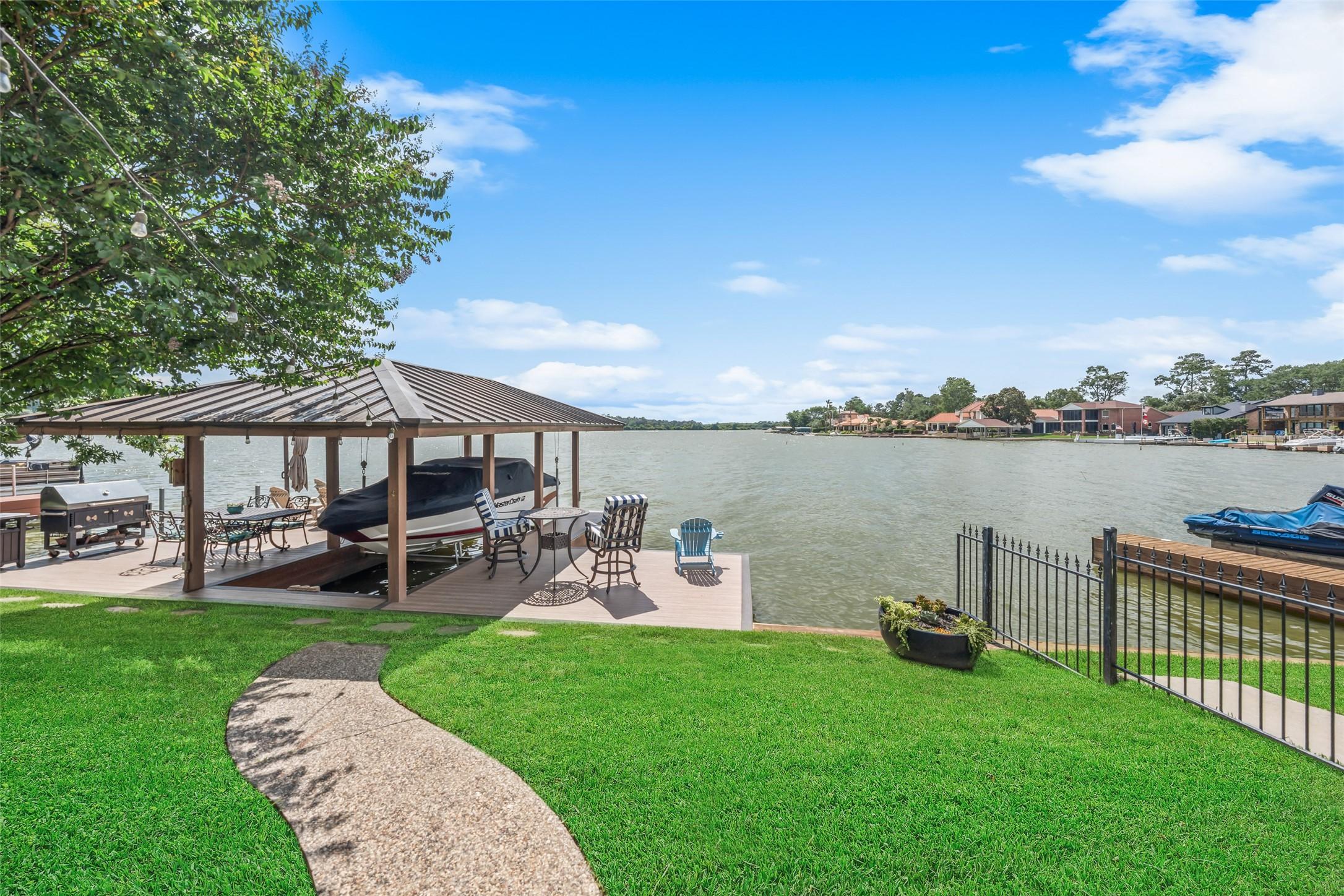 Image 3: Rare find with the boat house with boat slip with