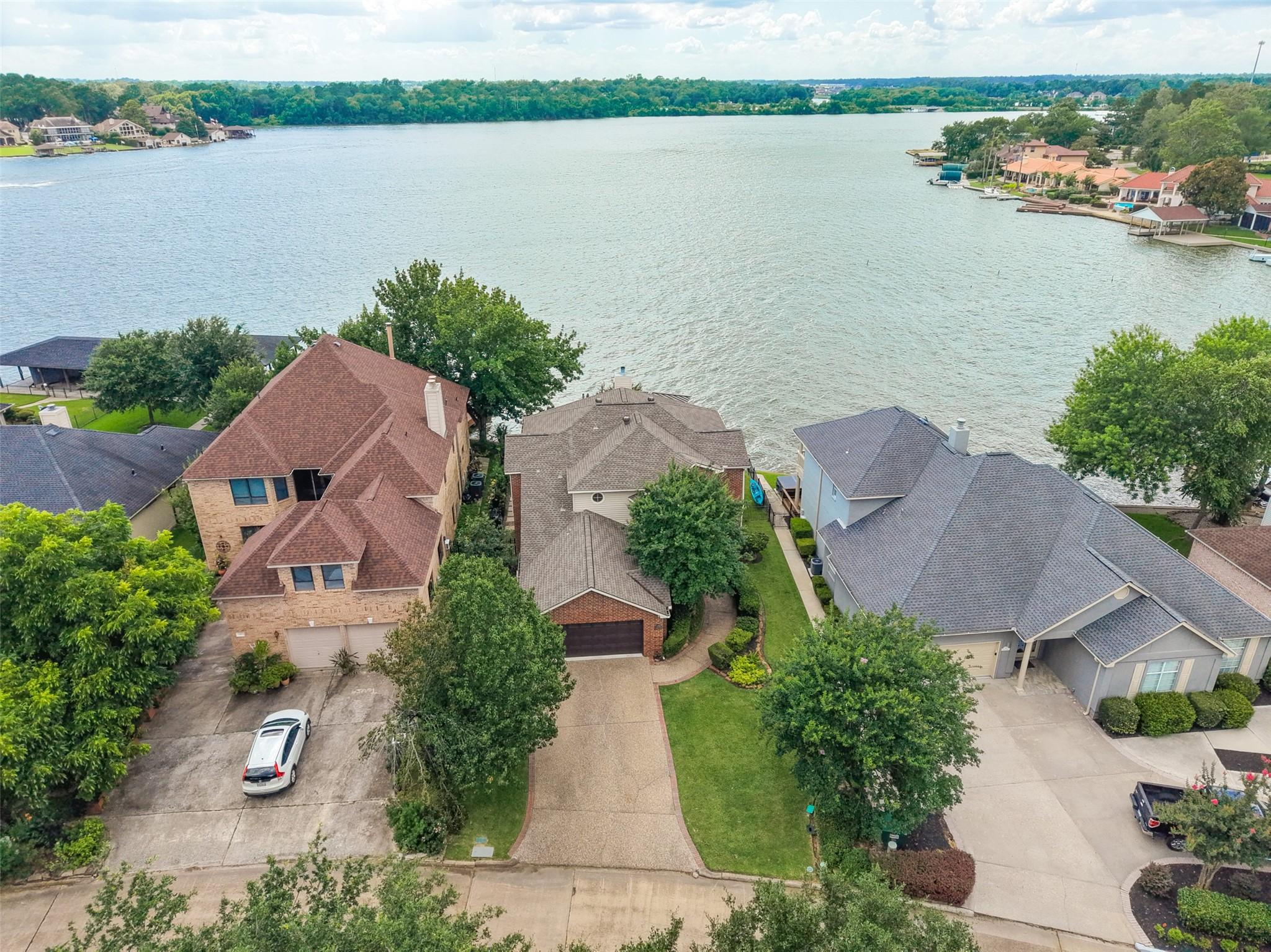 Image 4: Aerial view to showcase the views from your waterf