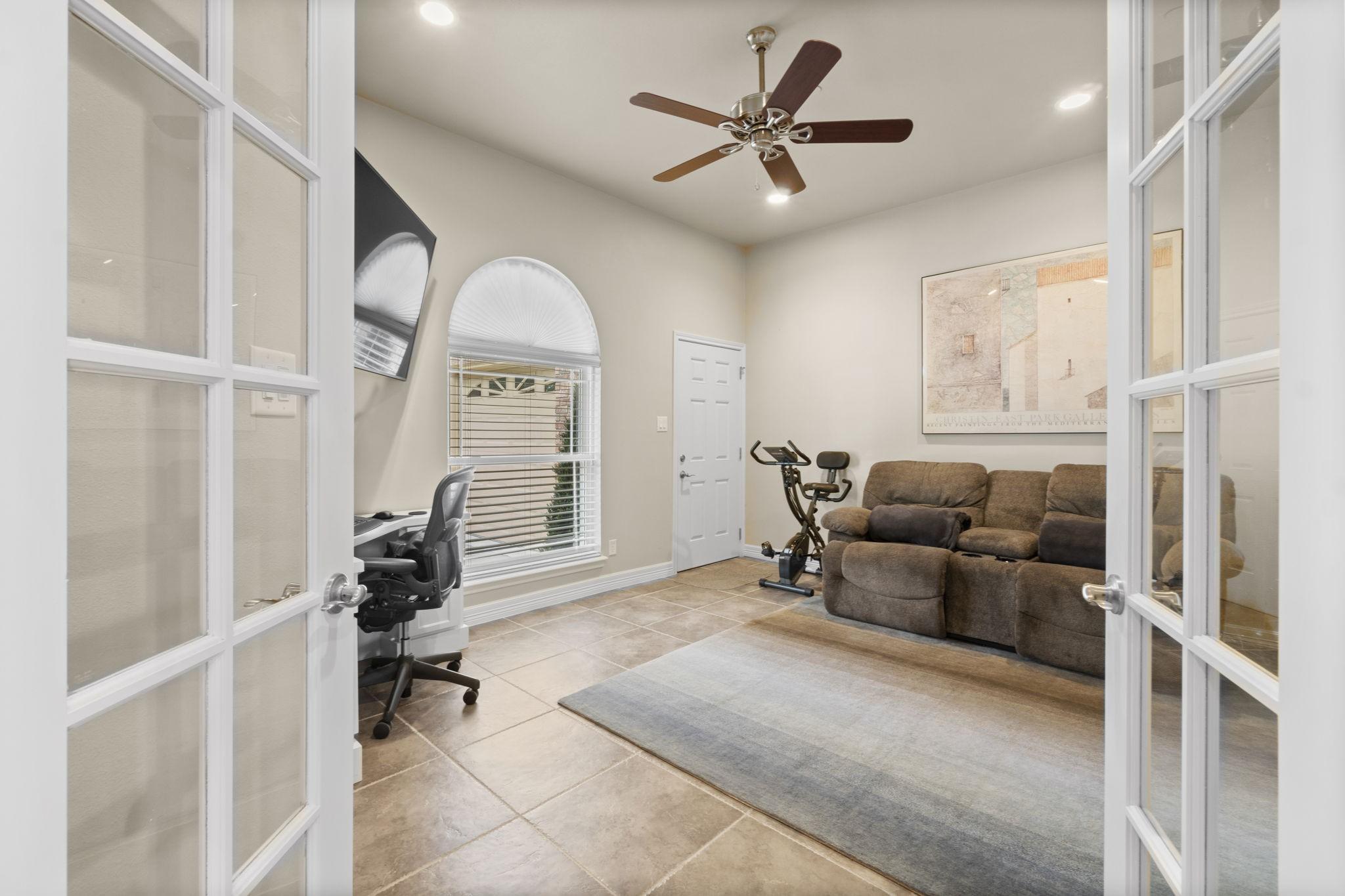 Image 4: You're going to love the morning commute to this p