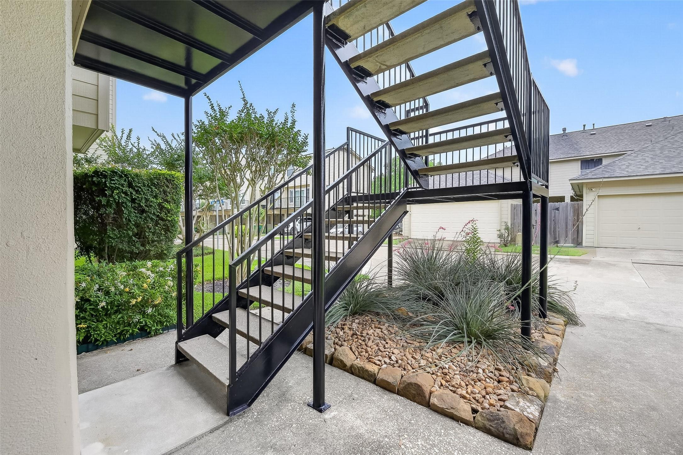 Image 2: Well maintained grounds and recently painted stair