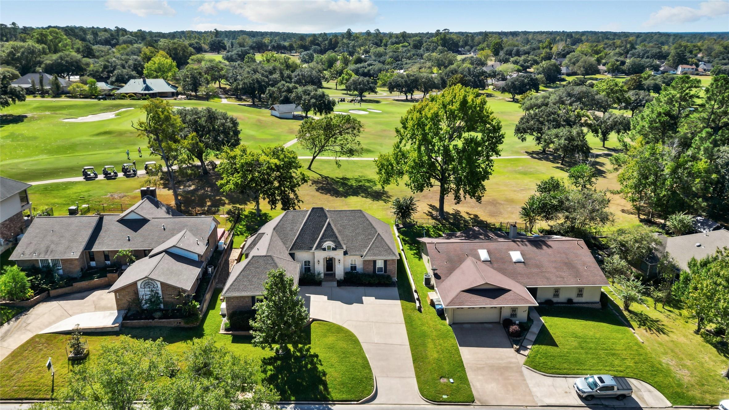Image 3: A home with a golf course view!