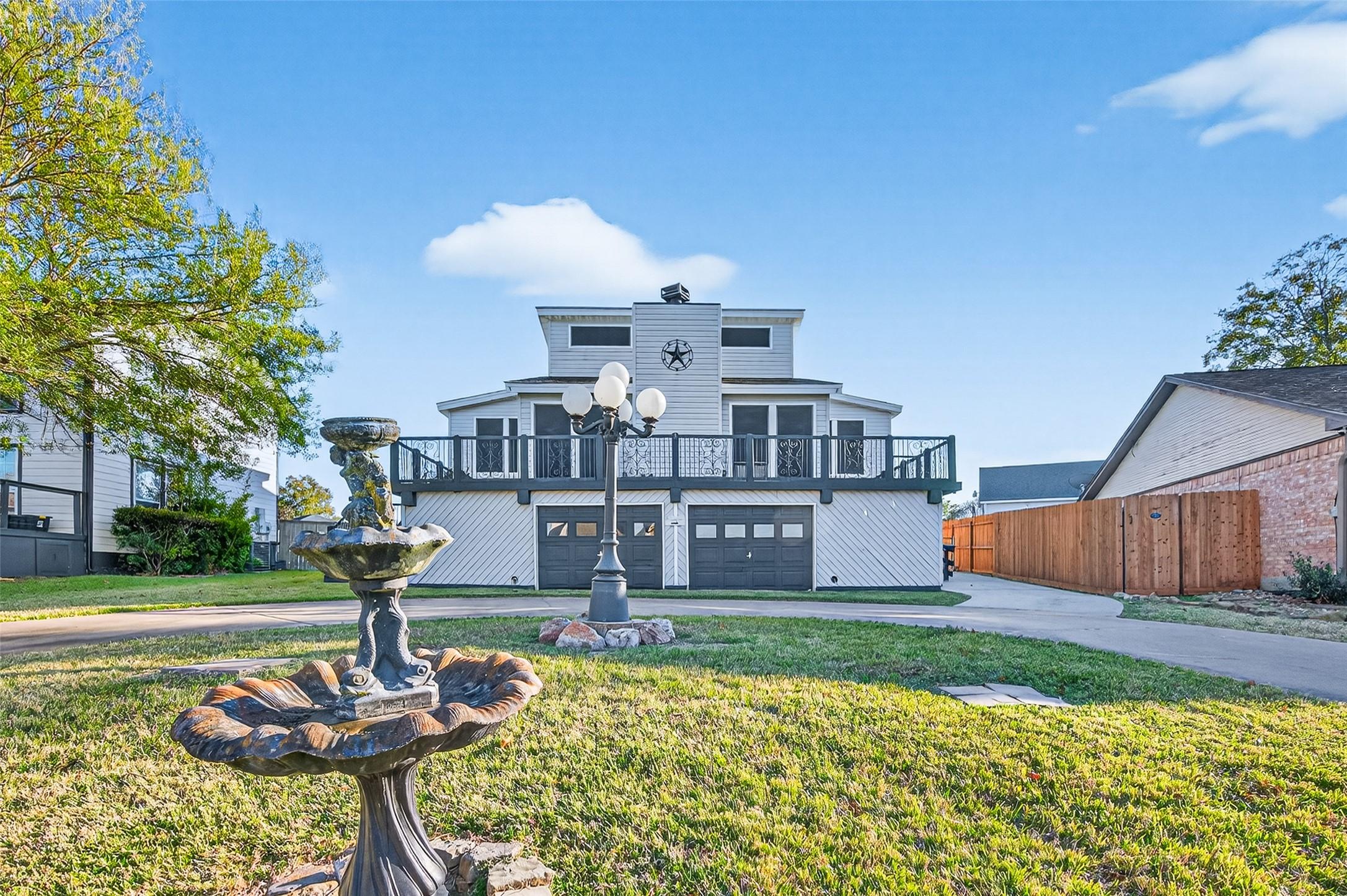 Image 2: This home has ample parking with the circle drive
